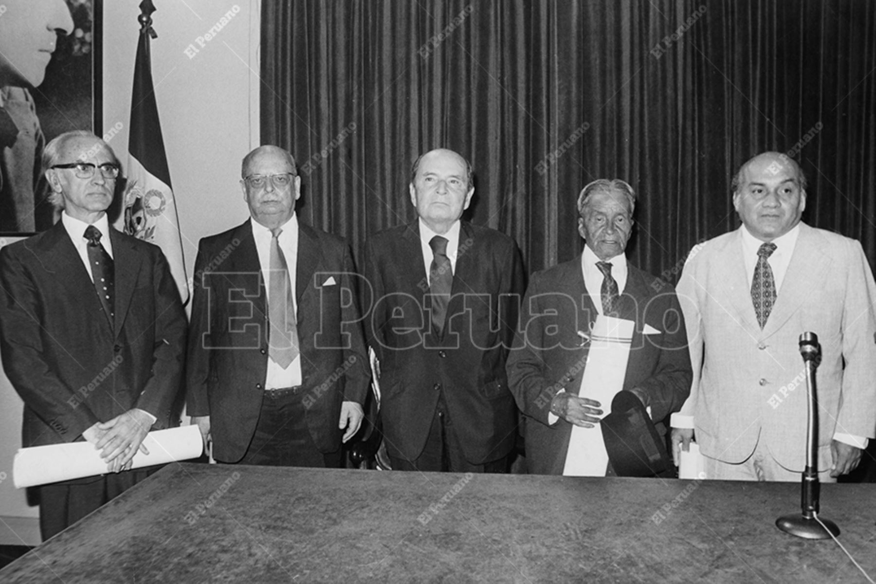 Lima - 7 enero 1976 / El historiador Jorge Basadre y el retablista ayacuchano Joaquín López Antay ganadores del Premio Nacional de Cultura. Foto: Archivo Histórico de El Peruano