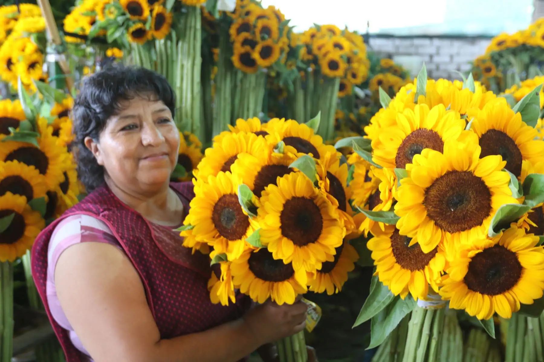 Oferta de flores y regalos por el dia de San Valentin.FOTO:ANDINA/Hector Vinces.
