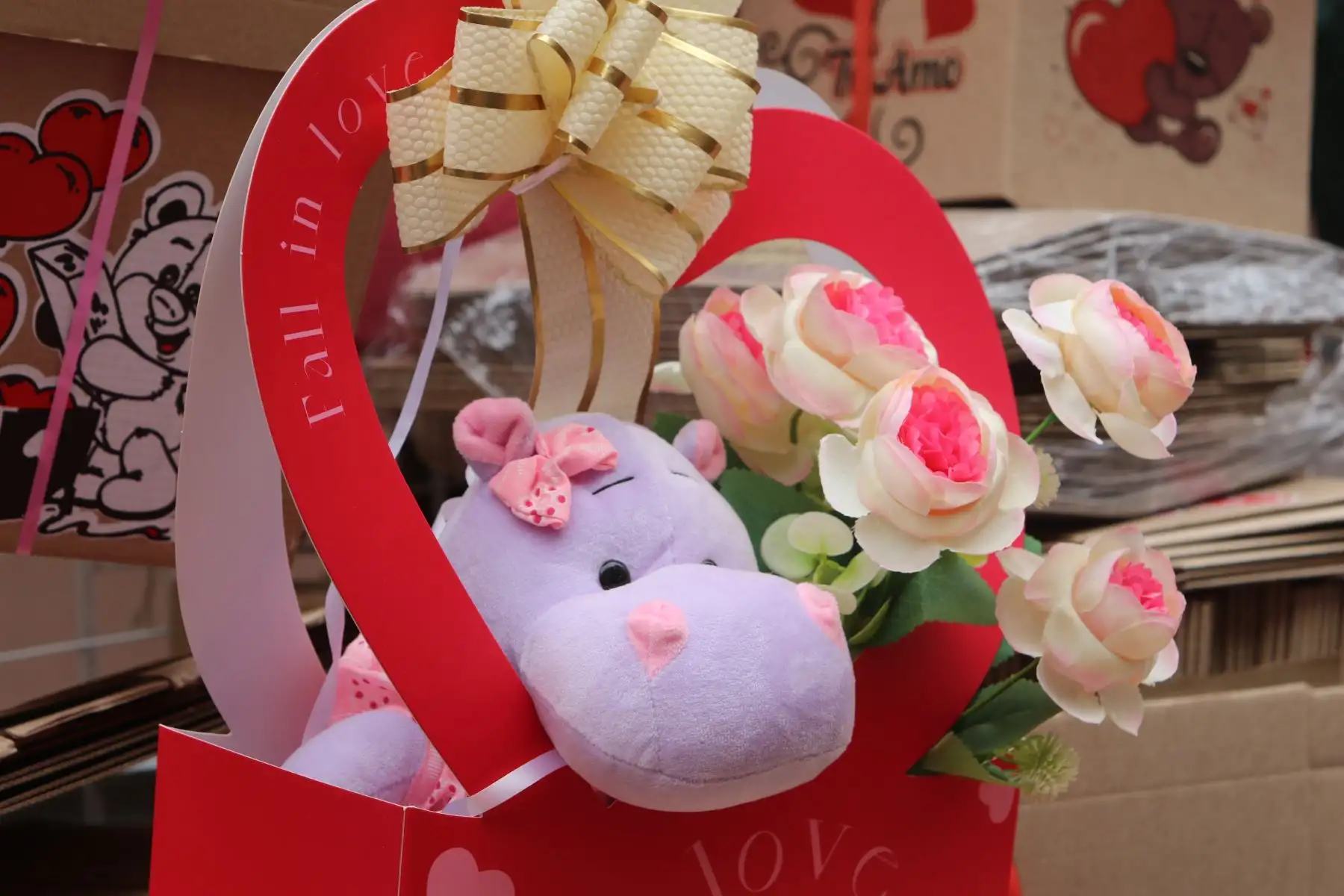 Oferta de flores y regalos por el dia de San Valentin.FOTO:ANDINA/Hector Vinces.