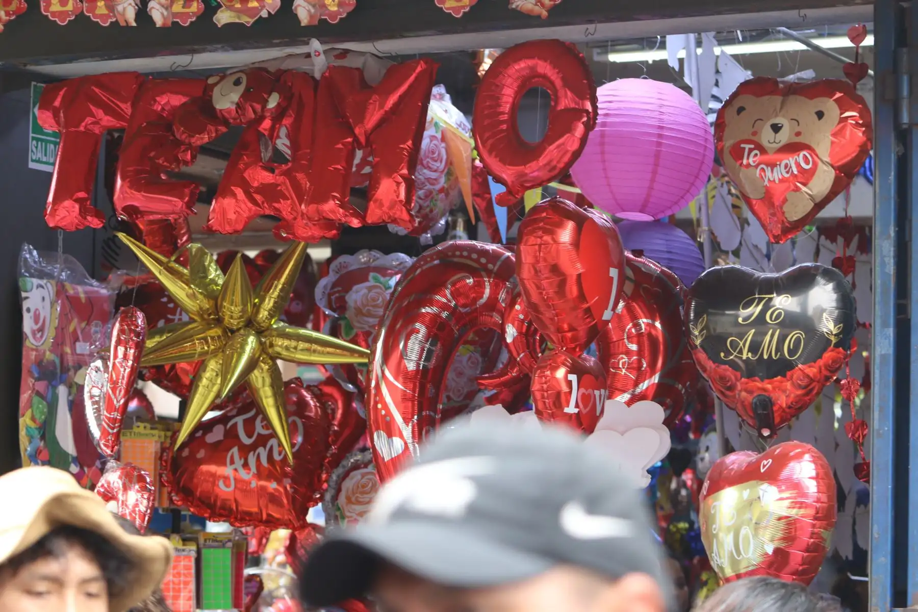 Oferta de flores y regalos por el dia de San Valentin.FOTO:ANDINA/Hector Vinces.