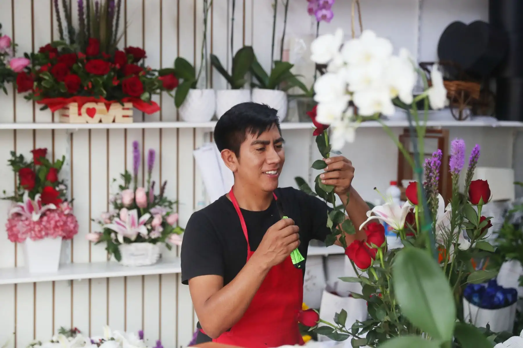 Días previos del 14 de febrero, ya se vive el San Valentín en los distintos mercados de flores de Lima, los comerciantes ofrecen sus mejores ofertas para esta celebración  Foto: ANDINA/Ricardo Cuba