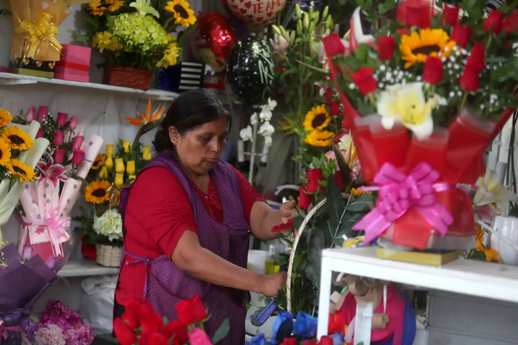 Días previos del 14 de febrero, ya se vive el San Valentín en los distintos mercados de flores de Lima, los comerciantes ofrecen sus mejores ofertas para esta celebración  Foto: ANDINA/Ricardo Cuba