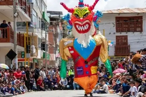 Los carnavalones, tradicionales personajes de la fiesta carnavalera de Bambamarca, en la provincia de Hualgayoc. Foto: Andina/Difusión.