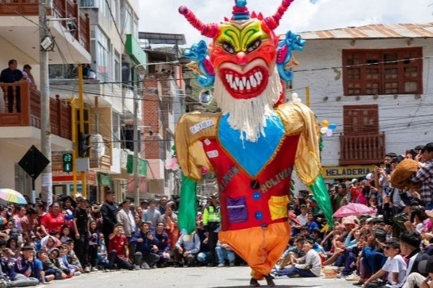 Los carnavalones, tradicionales personajes de la fiesta carnavalera de Bambamarca, en la provincia de Hualgayoc. Foto: Andina/Difusión.