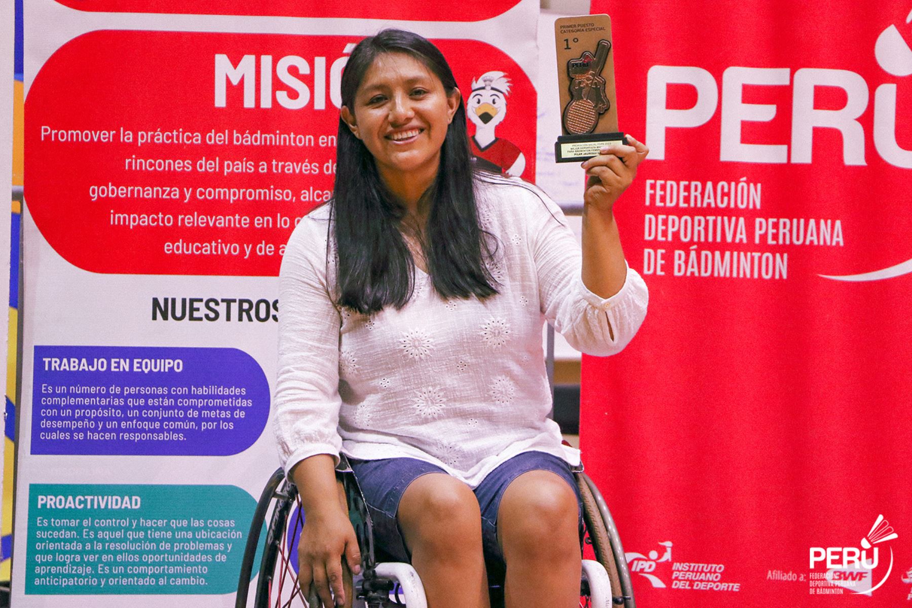 Pilar Jáuregui muestra su trofeo que la convierten en la mejor del paradeporte de la pluma