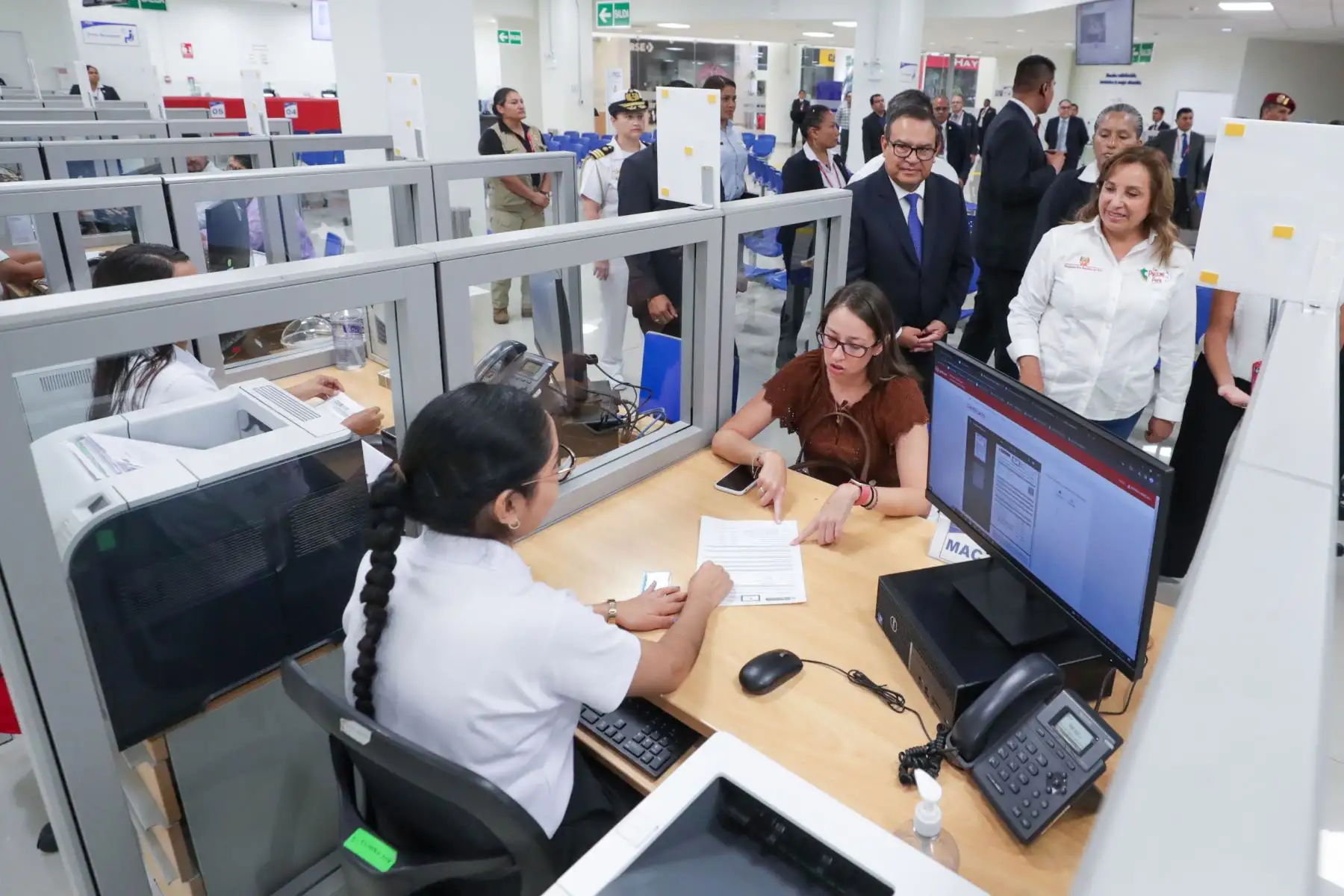 La presidenta de la república, Dina Boluarte, supervisa el Centro de Mejor Atención al Ciudadano (MAC) de Lima Este. Foto: ANDINA/ Prensa Presidencia