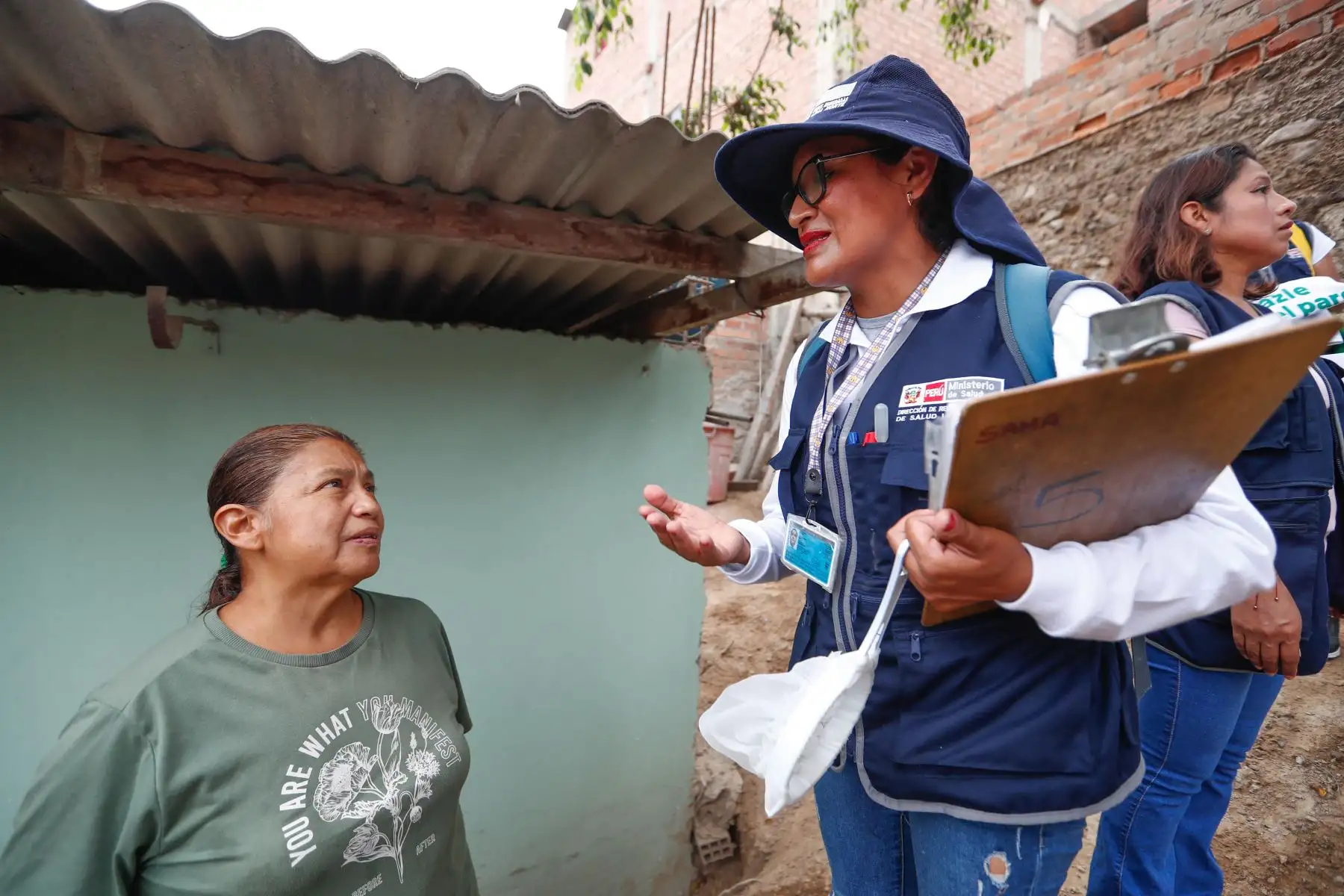 Un equipo de la Dirección de Redes Integradas de Salud (Diris) de Lima Norte realizó una inspección de control larvario en viviendas del distrito de Comas, para identificar y eliminar los criaderos de zancudos que transmiten el dengue, y además brindaron información a los vecinos sobre las medidas de prevención de la enfermedad. Foto: ANDINA/ Daniel Bracamonte