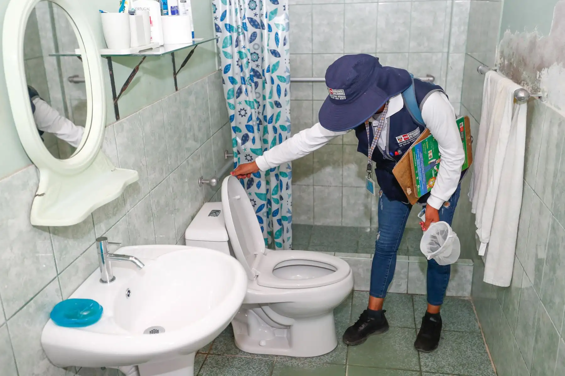 Un equipo de la Dirección de Redes Integradas de Salud (Diris) de Lima Norte realizó una inspección de control larvario en viviendas del distrito de Comas, para identificar y eliminar los criaderos de zancudos que transmiten el dengue, y además brindaron información a los vecinos sobre las medidas de prevención de la enfermedad. Foto: ANDINA/ Daniel Bracamonte