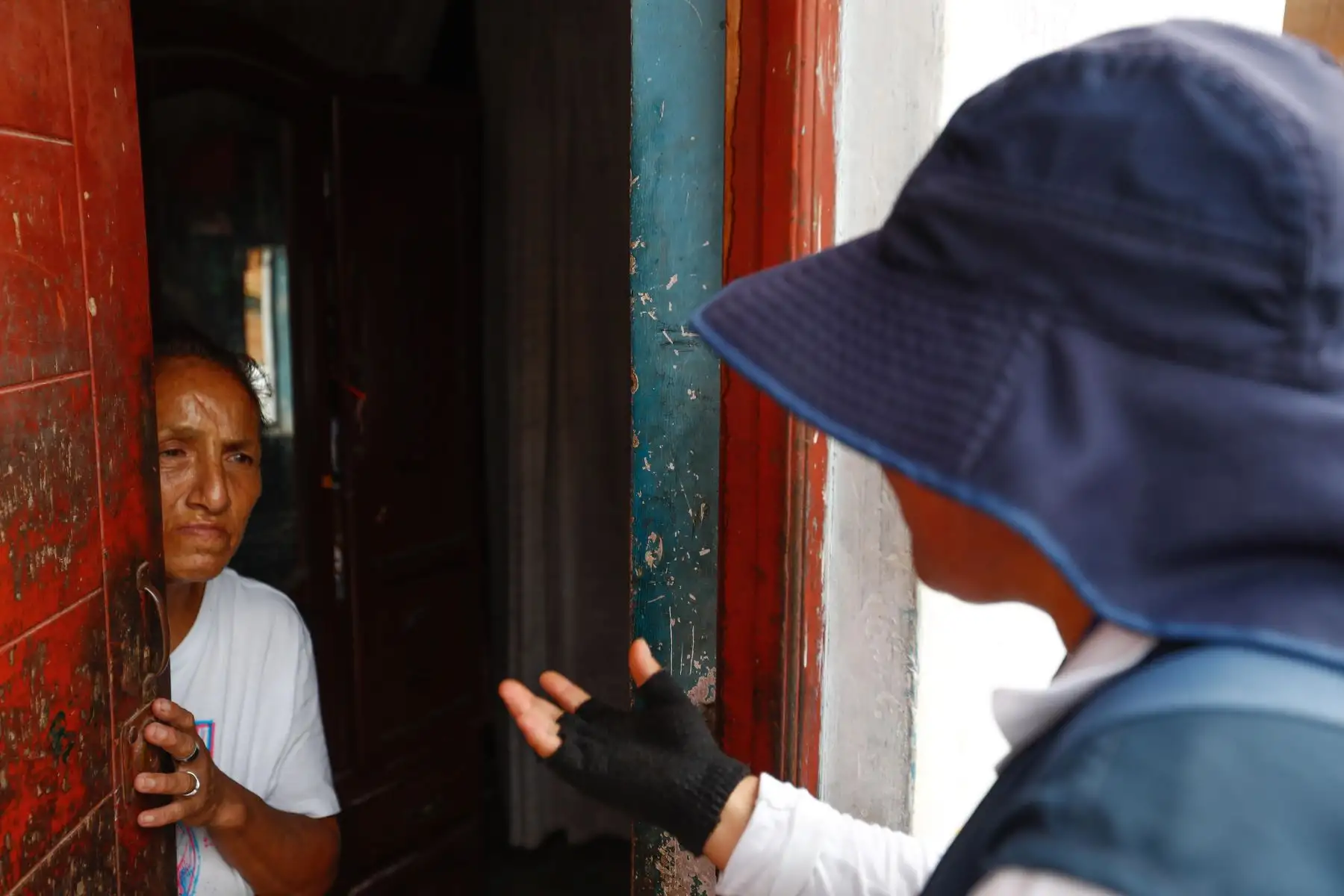 Una brigada de 25 inspectores visita casa por casa para identificar y eliminar los criaderos de zancudos, así como sensibilizar a la ciudadanía sobre las medidas de prevención, como el uso de la ficha de 10 minutos contra el dengue y reemplazar el agua de los floreros por arena húmeda. Foto: ANDINA/ Daniel Bracamonte