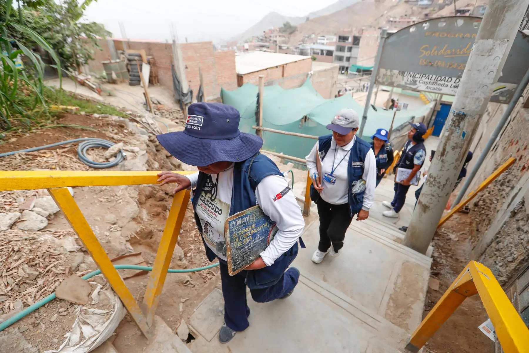 Una brigada de 25 inspectores visita casa por casa para identificar y eliminar los criaderos de zancudos, así como sensibilizar a la ciudadanía sobre las medidas de prevención, como el uso de la ficha de 10 minutos contra el dengue y reemplazar el agua de los floreros por arena húmeda. Foto: ANDINA/ Daniel Bracamonte