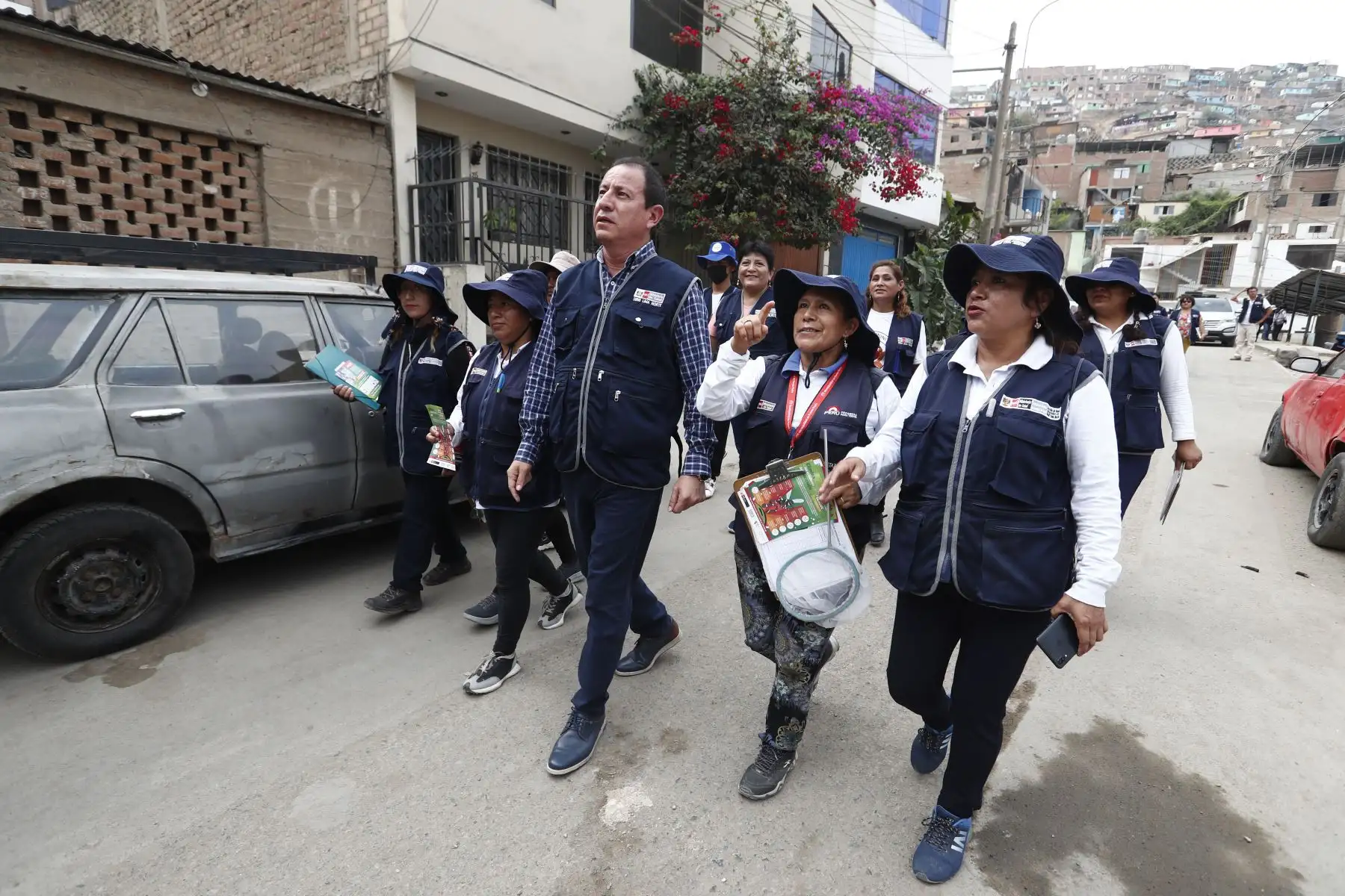 Un equipo de la Dirección de Redes Integradas de Salud (Diris) de Lima Norte realizó una inspección de control larvario en viviendas del distrito de Comas, para identificar y eliminar los criaderos de zancudos que transmiten el dengue, y además brindaron información a los vecinos sobre las medidas de prevención de la enfermedad. Foto: ANDINA/Daniel Bracamonte