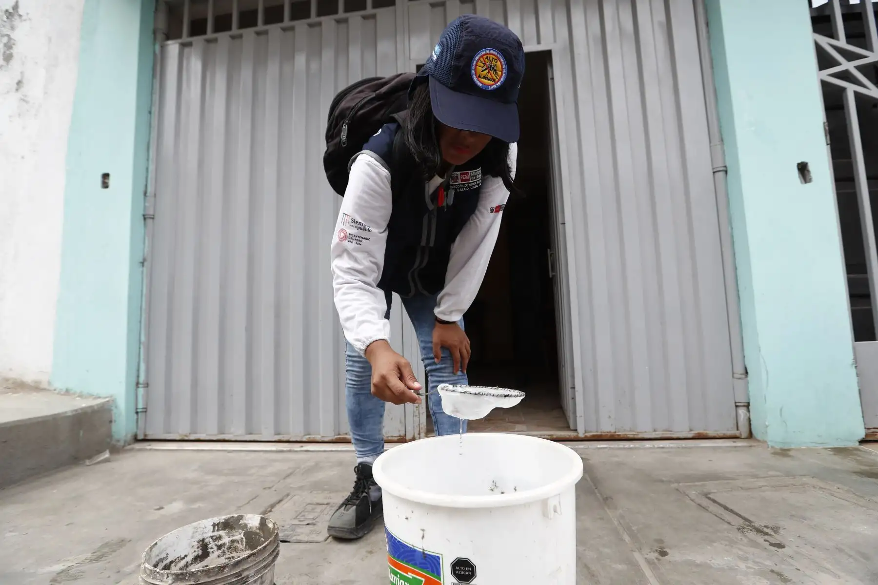 Un equipo de la Dirección de Redes Integradas de Salud (Diris) de Lima Norte realizó una inspección de control larvario en viviendas del distrito de Comas, para identificar y eliminar los criaderos de zancudos que transmiten el dengue, y además brindaron información a los vecinos sobre las medidas de prevención de la enfermedad. Foto: ANDINA/Daniel Bracamonte