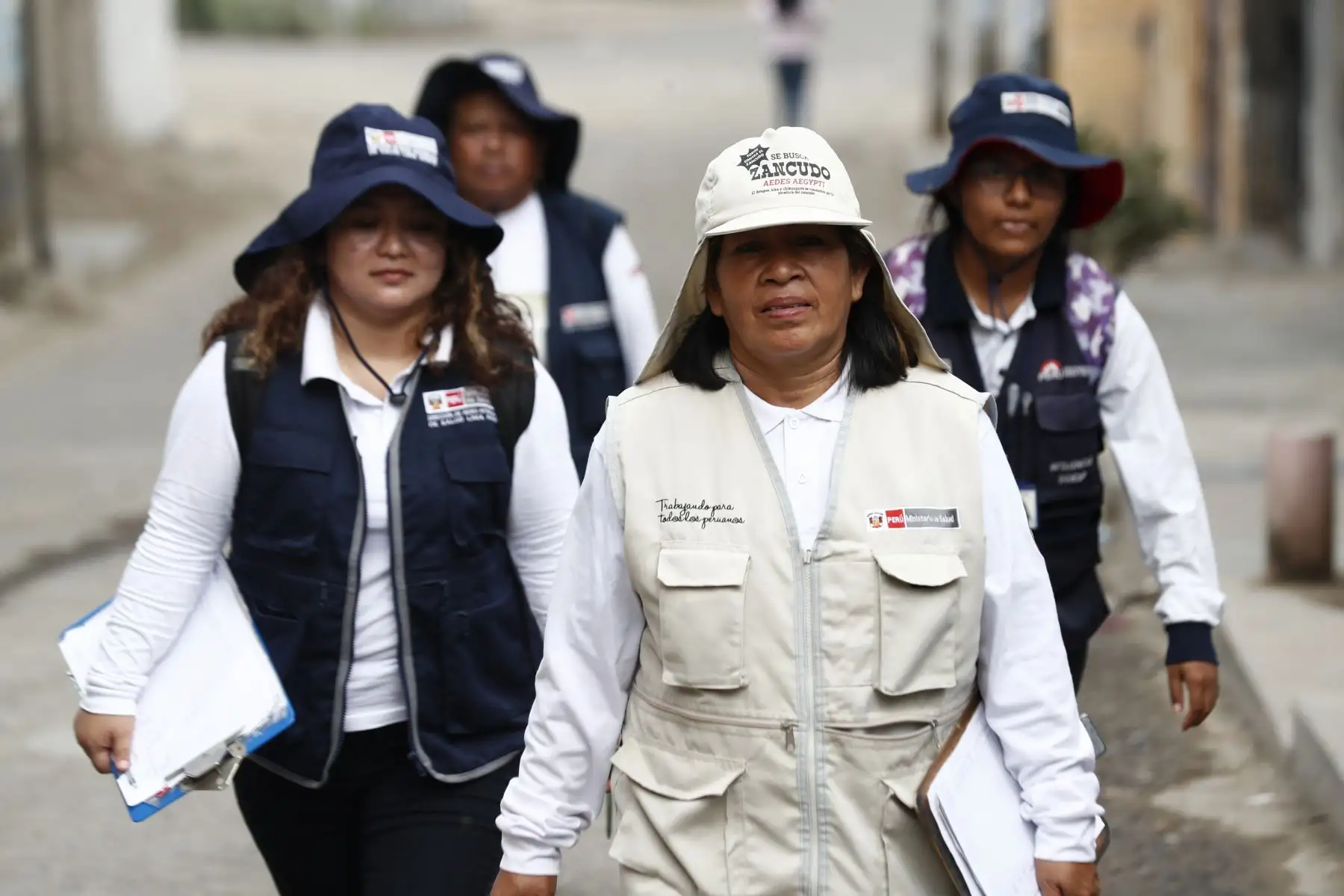 Una brigada de 25 inspectores visita casa por casa para identificar y eliminar los criaderos de zancudos, así como sensibilizar a la ciudadanía sobre las medidas de prevención, como el uso de la ficha de 10 minutos contra el dengue y reemplazar el agua de los floreros por arena húmeda. Foto: ANDINA/Daniel Bracamonte