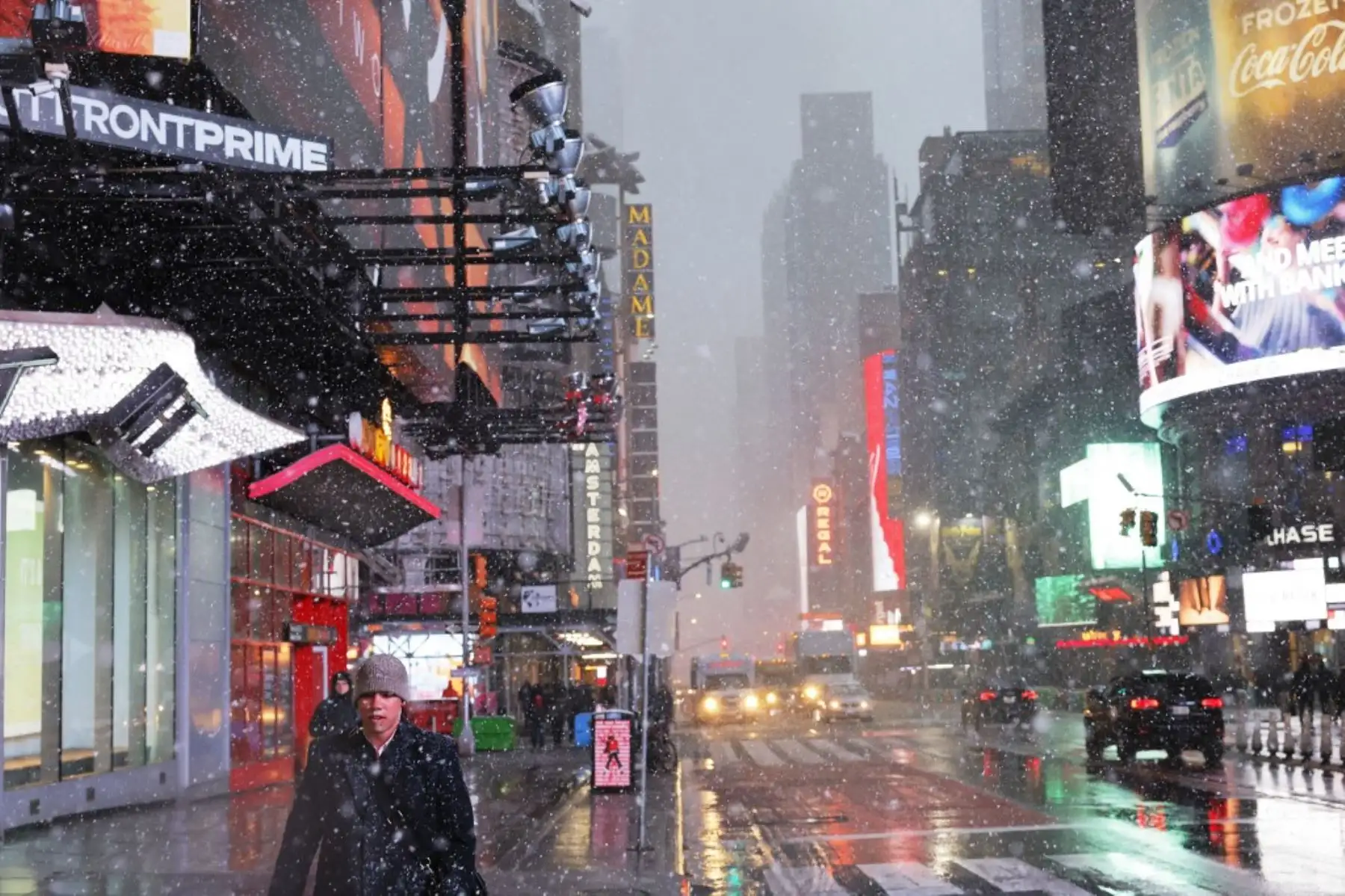 Nueva York y sus alrededores amanecieron este martes cubiertos de nieve, en un temporal que ha provocado el cierre de colegios, oficinas administrativas, tribunales y perturbado los transportes. Foto: AFP