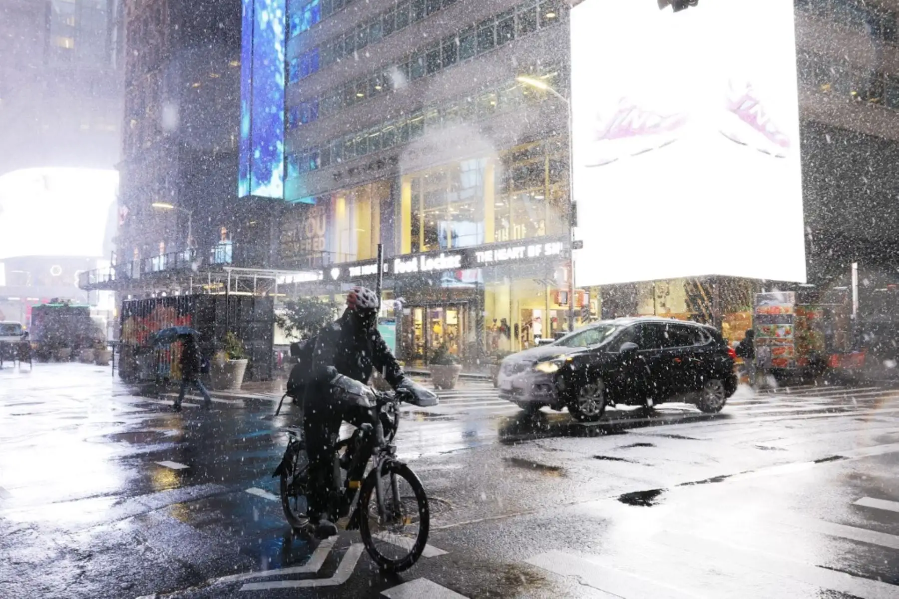 Nueva York y sus alrededores amanecieron este martes cubiertos de nieve, en un temporal que ha provocado el cierre de colegios, oficinas administrativas, tribunales y perturbado los transportes. Foto: AFP