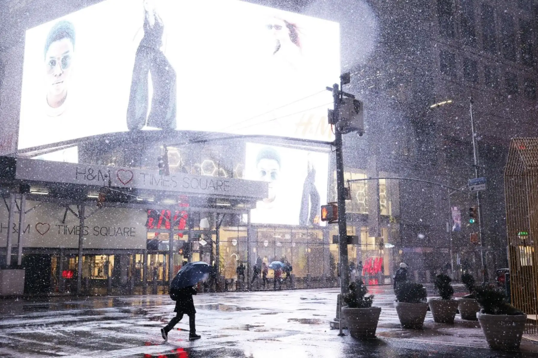 Nueva York y sus alrededores amanecieron este martes cubiertos de nieve, en un temporal que ha provocado el cierre de colegios, oficinas administrativas, tribunales y perturbado los transportes. Foto: AFP