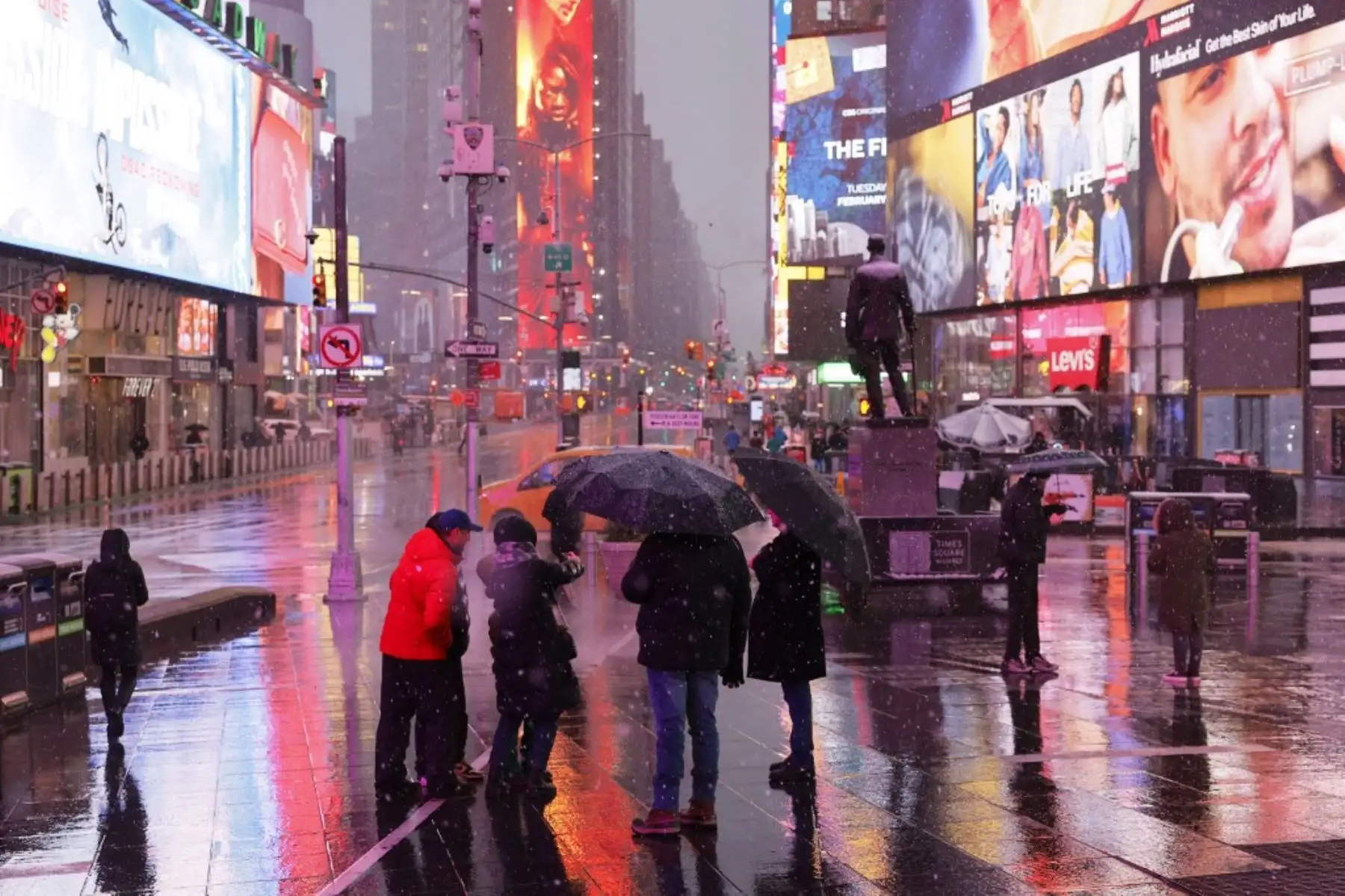 El Servicio Meteorológico Nacional (NWS) anunció que desde el alba han caído "de una a dos pulgadas (de 2,5 a 5 cm) de nieve por hora" en algunas zonas del área metropolitana de Nueva York, sobre todo en los suburbios residenciales del condado de Westchester, al norte de la ciudad, encajonado entre el océano Atlántico y el río Hudson. Foto: AFP