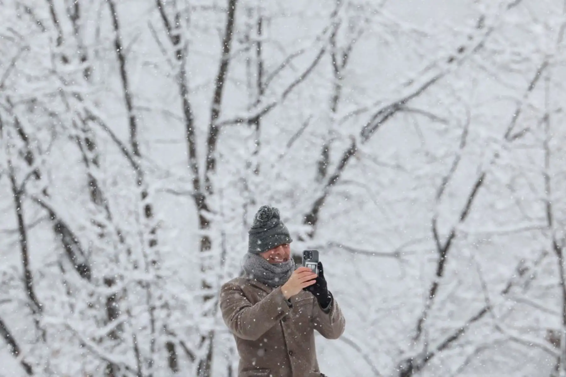 En Nueva York, los jardines y zonas poco transitadas amanecieron con nieve aunque las aceras y calles estaban despejadas, pese a que a lo largo de la mañana nevaba profusamente. Foto: AFP