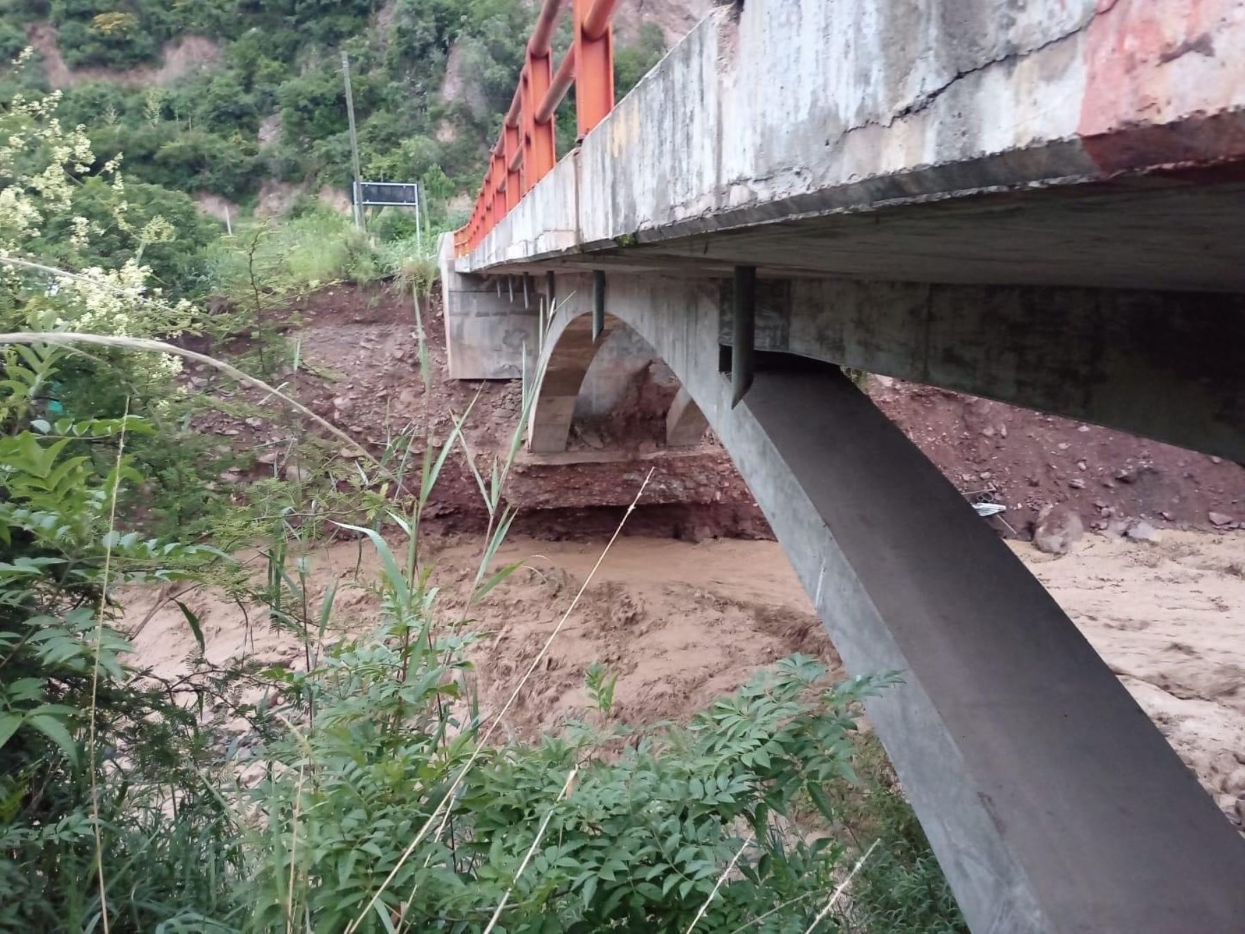 Las estructuras del puente Río Blanco, que forma parte de la carretera Cusco-Abancay, se encuentran debilitadas a consecuencia de un huaico registrado anoche en el distrito de Limatambo, provincia cusqueña de Anta. ANDINA/Difusión