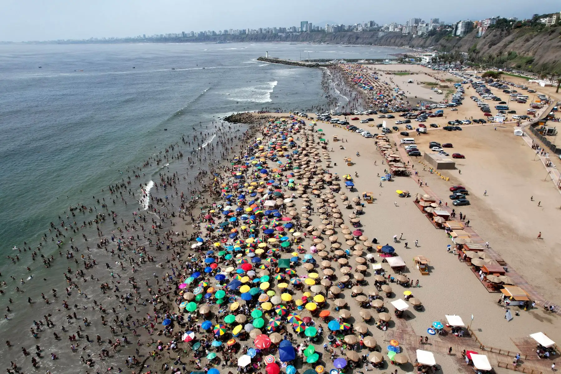 En La Punta, Costa Verde, Agua Dulce y La Chira, el índice de radiación UV alcanzará un nivel de 10 (muy alto) con temperaturas entre 24 °C y 28 °C como máximo. Foto: ANDINA/Daniel Bracamonte