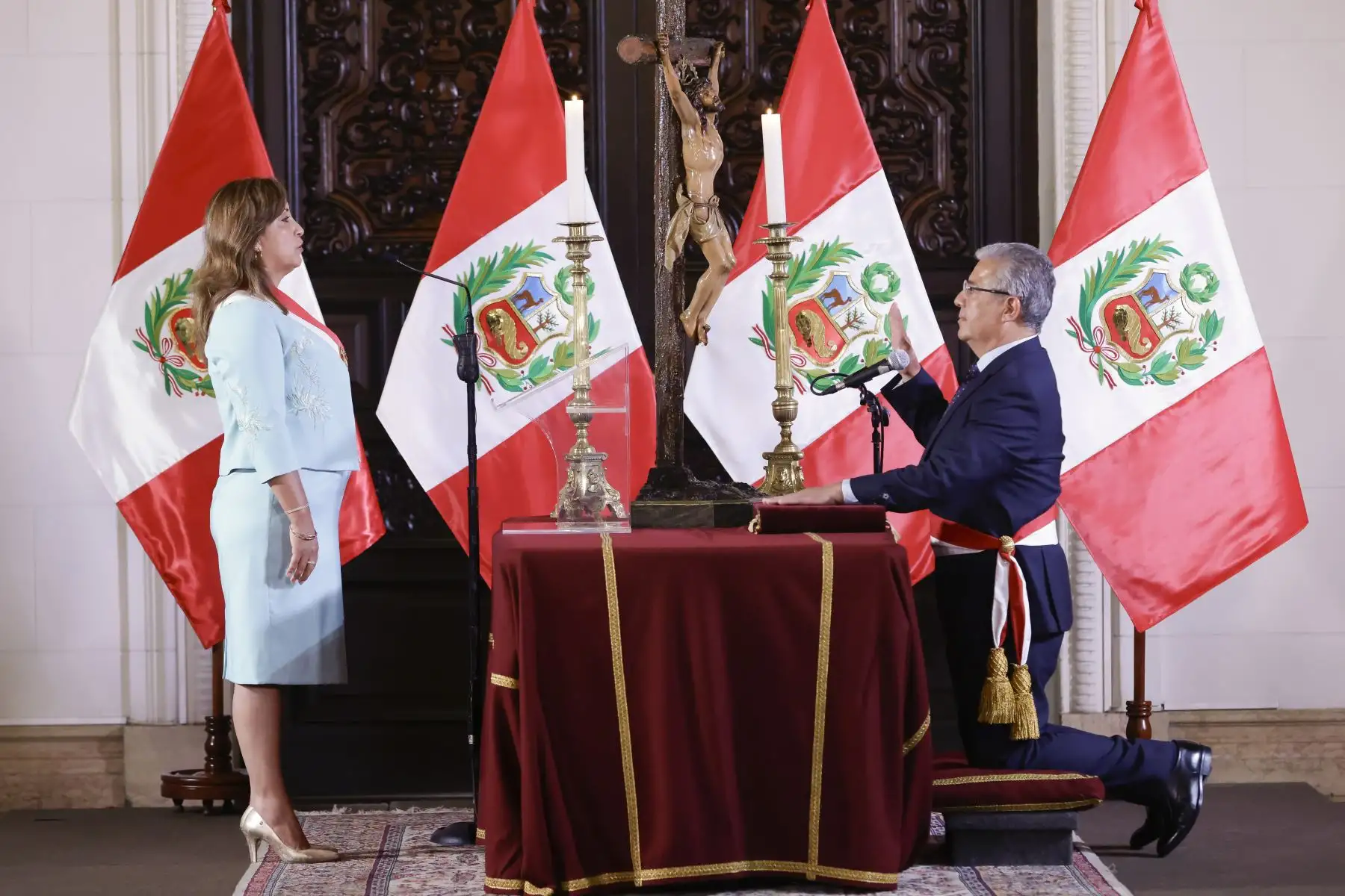 La presidenta Dina Boluarte tomó juramento a los nuevos ministros de Estado en las carteras de Defensa, Economía y Finanzas, Energía y Minas y del Ambiente.
Walter Astudillo Chávez nuevo Ministro de Defensa.

Foto: ANDINA/Prensa Presidencia