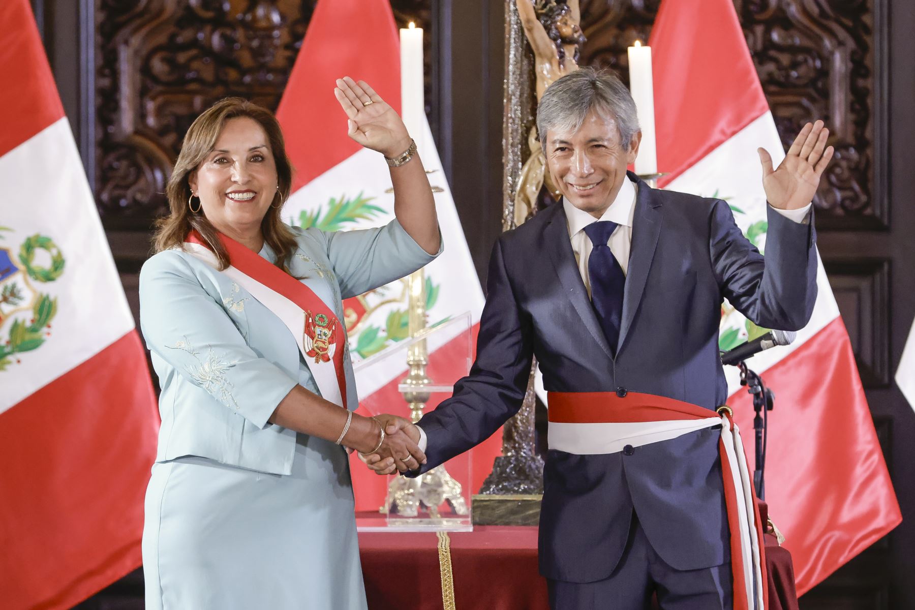 La presidenta de la República, Dina Boluarte, saluda al nuevo ministro de Economía, José Arista Arbildo. ANDINA/Prensa Presidencia