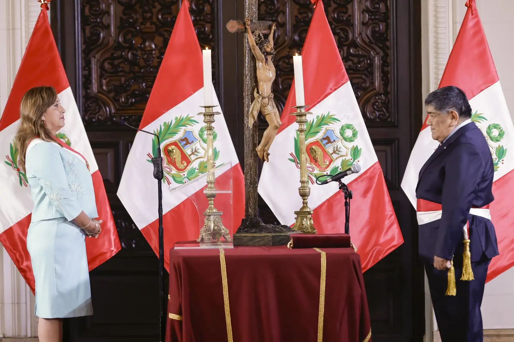 La presidenta Dina Boluarte tomó juramento a los nuevos ministros de Estado en las carteras de Defensa, Economía y Finanzas, Energía y Minas y del Ambiente.
Rómulo Mucho Mamani nuevo Ministro de Energía y Minas 

Foto: ANDINA/Prensa Presidencia