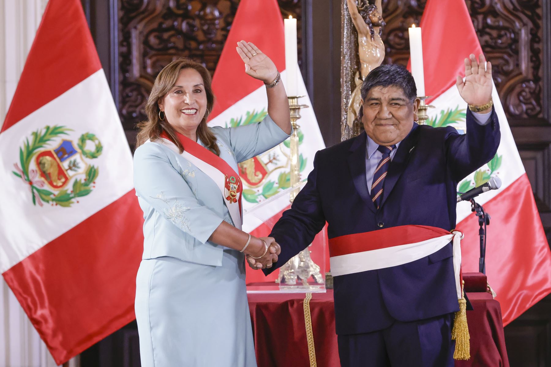 La presidenta Dina Boluarte junto al nuevo ministro de Energía y Minas, Rómulo Mucho. ANDINA/Prensa Presidencia