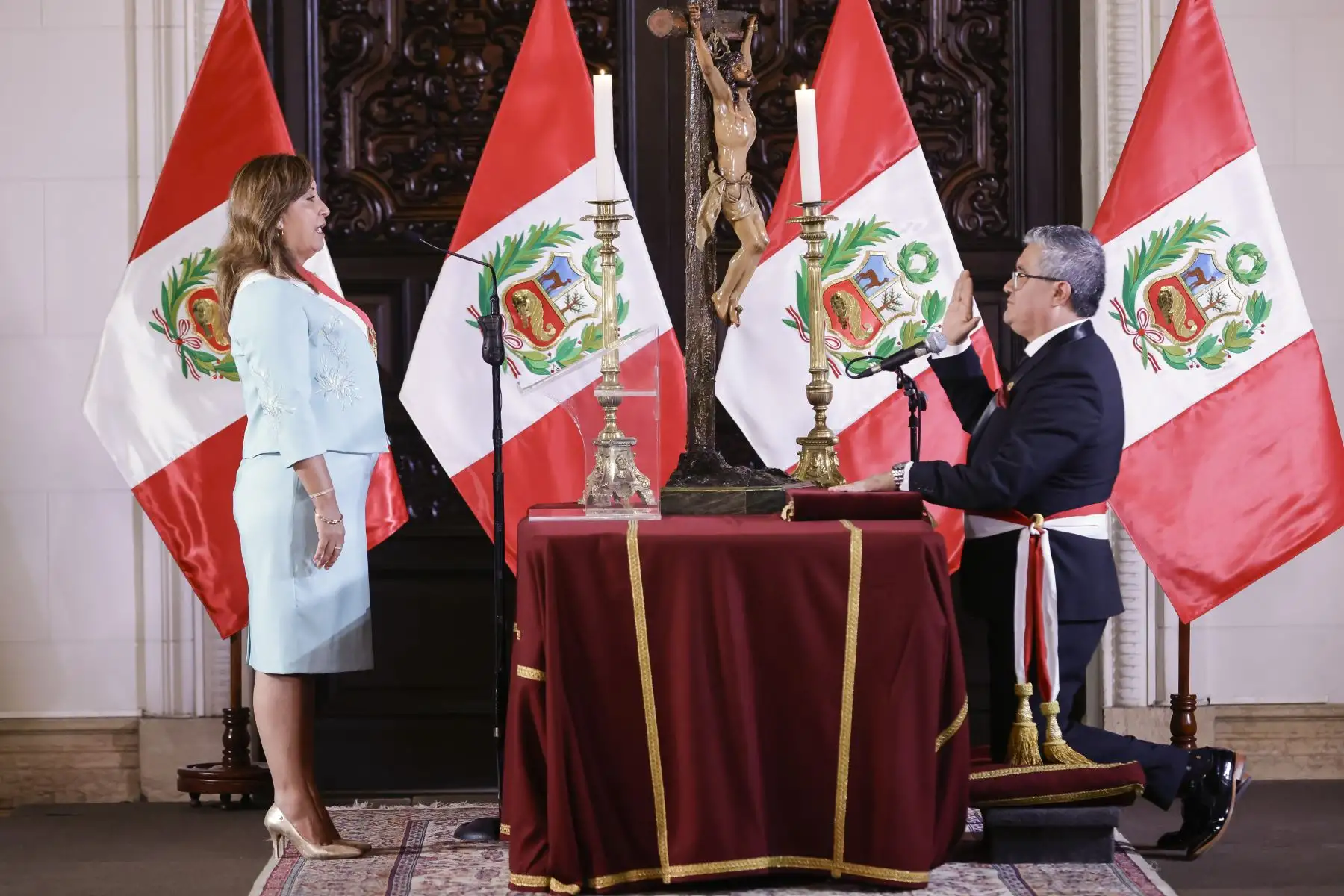 La presidenta Dina Boluarte tomó juramento a los nuevos ministros de Estado en las carteras de Defensa, Economía y Finanzas, Energía y Minas y del Ambiente.
Juan Carlos Castro Vargas nuevo Ministro del Ambiente 

Foto: ANDINA/Prensa Presidencia