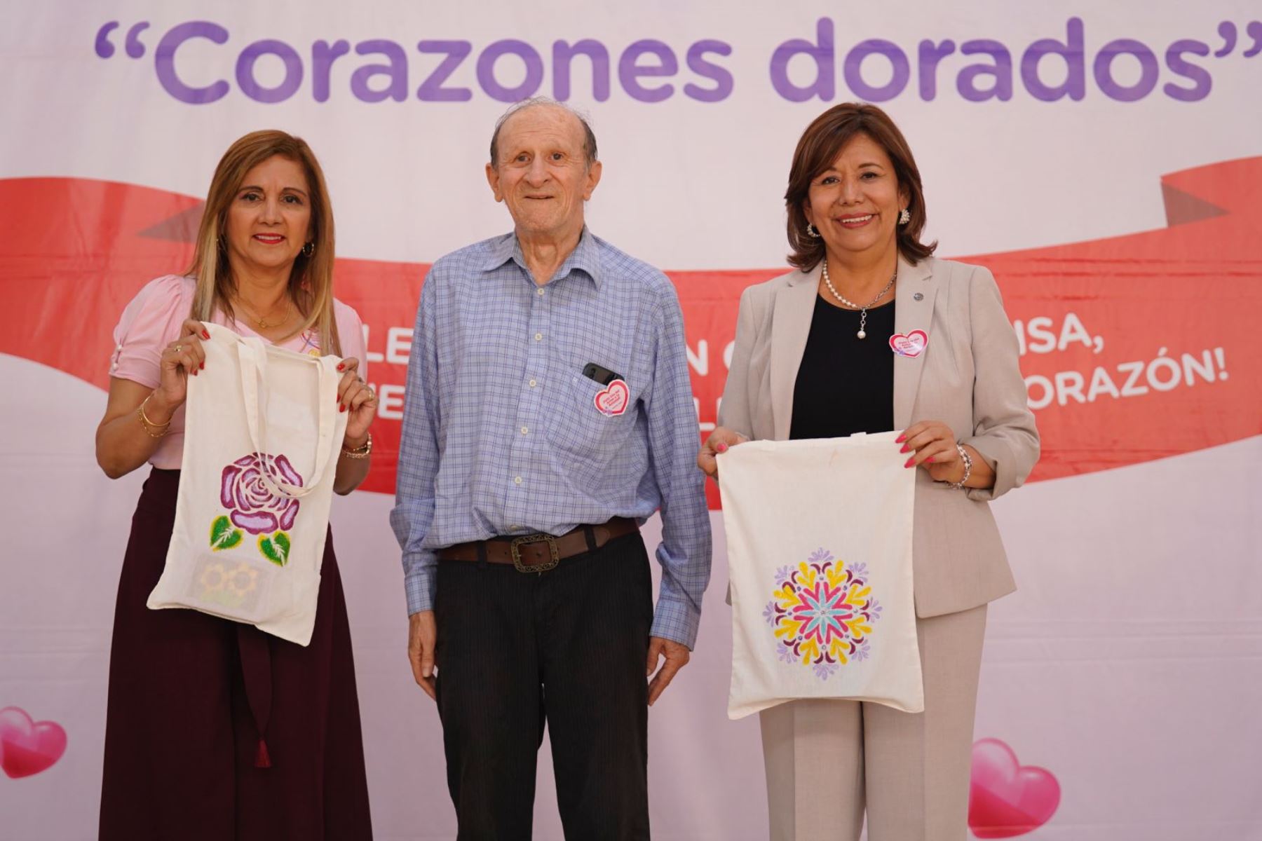 La titular del Ministerio de la Mujer y Poblaciones Vulnerables (MIMP), Nancy Tolentino Gamarra, compartió una emotiva jornada de integración con adultos mayores usuarios de los Centros de Atención para Personas Adultas Mayores (Ceapam), a cargo del Programa Integral Nacional para el Bienestar Familiar (Inabif), por el Día del Amor y la Amistad. Foto: ANDINA/Difusión