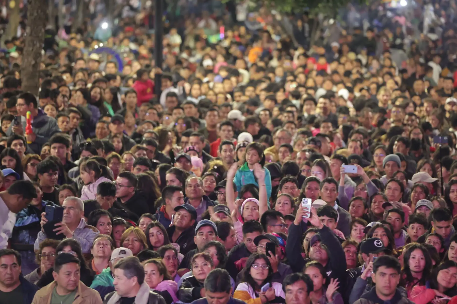 El velorio del Ño Carnavalón marca el final de las festividades del carnaval de Cajamarca. La plaza Bolognesi se convirtió en el epicentro de la despedida, cientos de personas se congregaron para celebrar la vida, la tradición y las viudas despiden al homenajeado. La música y los bailes llenaron el ambiente y los asistentes disfrutaron del show.
Foto: ANDINA/Andrés Valle