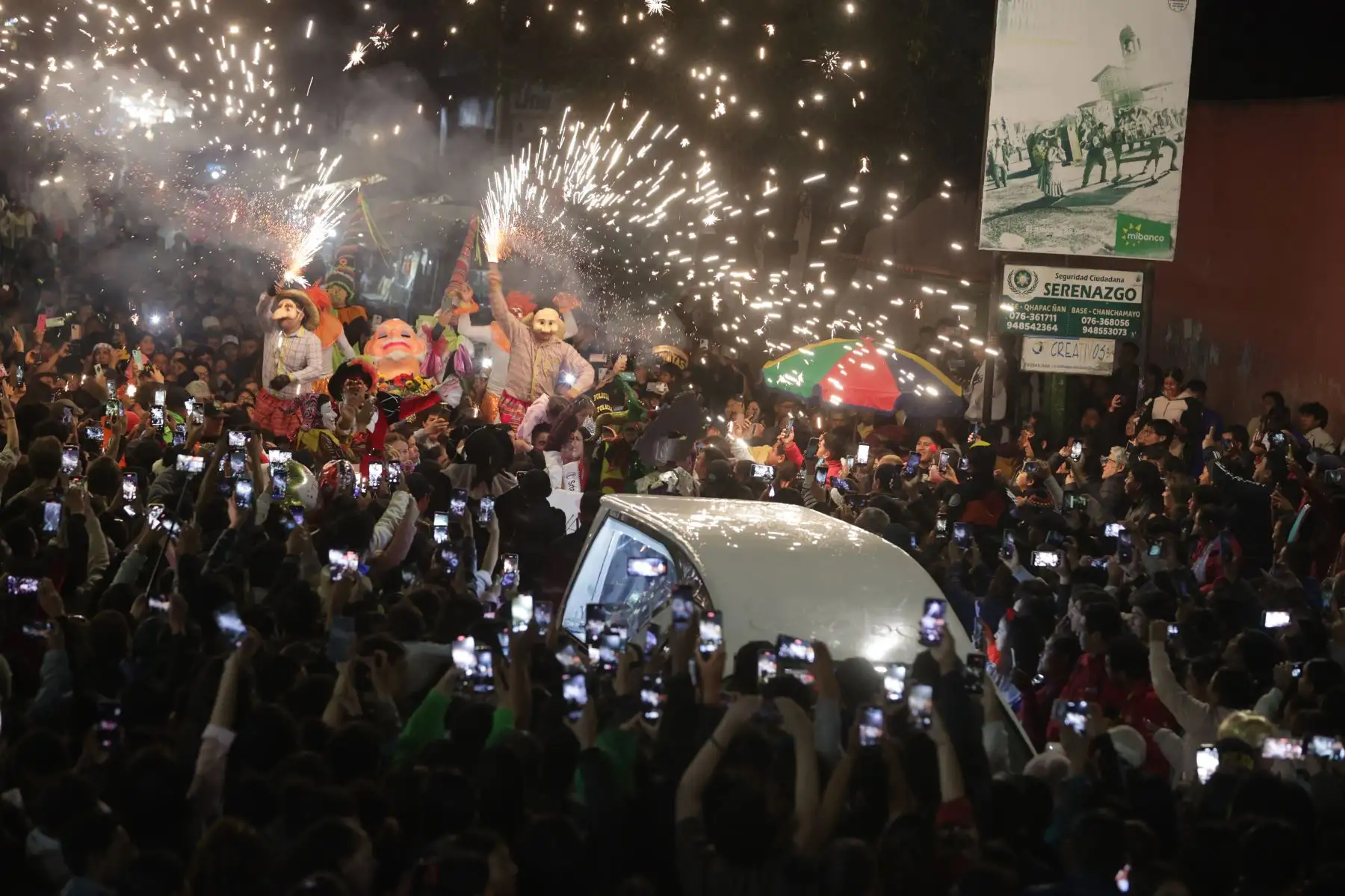 El velorio del Ño Carnavalón marca el final de las festividades del carnaval de Cajamarca. La plaza Bolognesi se convirtió en el epicentro de la despedida, cientos de personas se congregaron para celebrar la vida, la tradición y las viudas despiden al homenajeado. La música y los bailes llenaron el ambiente y los asistentes disfrutaron del show.
Foto: ANDINA/Andrés Valle