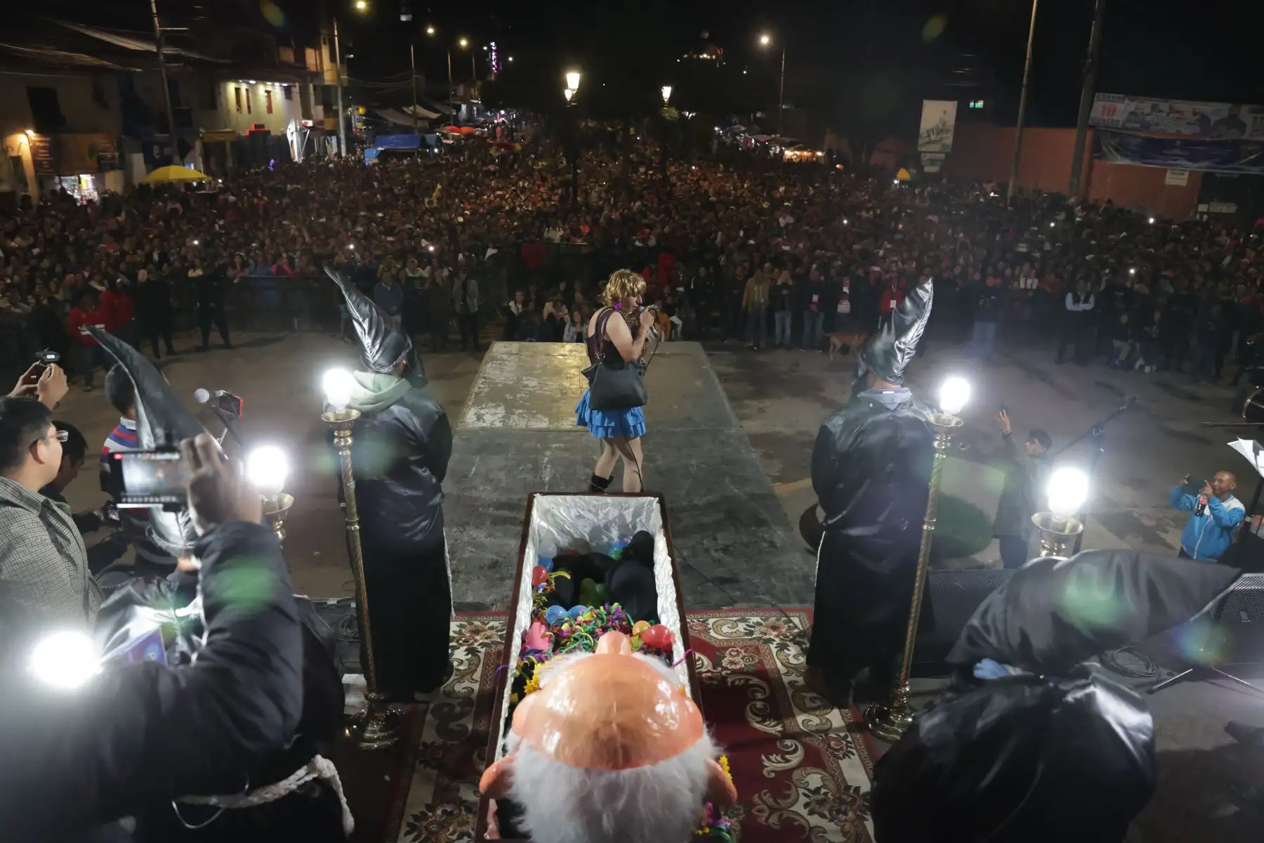 El velorio del Ño Carnavalón marca el final de las festividades del carnaval de Cajamarca. La plaza Bolognesi se convirtió en el epicentro de la despedida, cientos de personas se congregaron para celebrar la vida, la tradición y las viudas despiden al homenajeado. La música y los bailes llenaron el ambiente y los asistentes disfrutaron del show.
Foto: ANDINA/Andrés Valle
