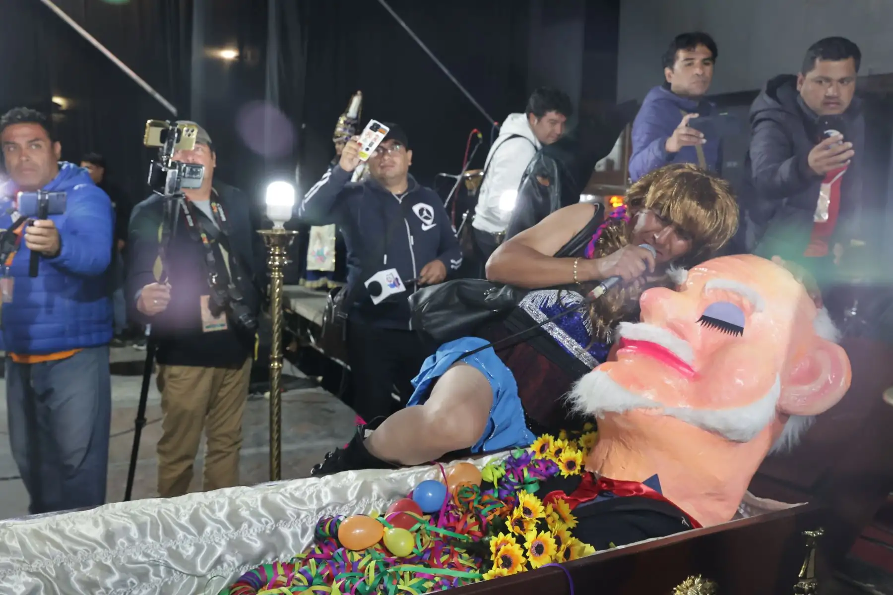 El velorio del Ño Carnavalón marca el final de las festividades del carnaval de Cajamarca. La plaza Bolognesi se convirtió en el epicentro de la despedida, cientos de personas se congregaron para celebrar la vida, la tradición y las viudas despiden al homenajeado. La música y los bailes llenaron el ambiente y los asistentes disfrutaron del show.
Foto: ANDINA/Andrés Valle