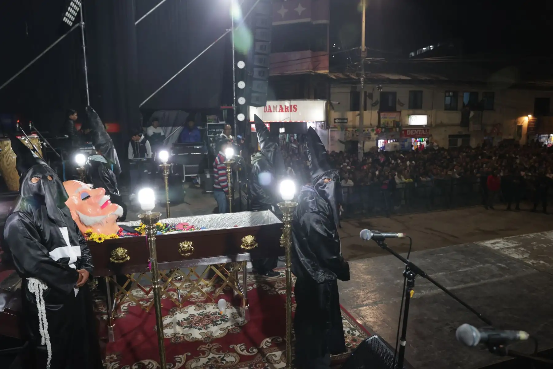 El velorio del Ño Carnavalón marca el final de las festividades del carnaval de Cajamarca. La plaza Bolognesi se convirtió en el epicentro de la despedida, cientos de personas se congregaron para celebrar la vida, la tradición y las viudas despiden al homenajeado. La música y los bailes llenaron el ambiente y los asistentes disfrutaron del show.
Foto: ANDINA/Andrés Valle