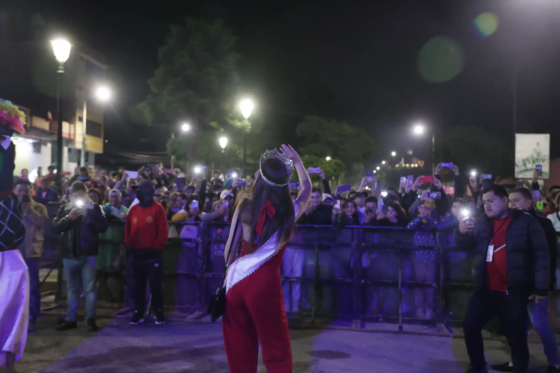 El velorio del Ño Carnavalón marca el final de las festividades del carnaval de Cajamarca. La plaza Bolognesi se convirtió en el epicentro de la despedida, cientos de personas se congregaron para celebrar la vida, la tradición y las viudas despiden al homenajeado. La música y los bailes llenaron el ambiente y los asistentes disfrutaron del show.
Foto: ANDINA/Andrés Valle