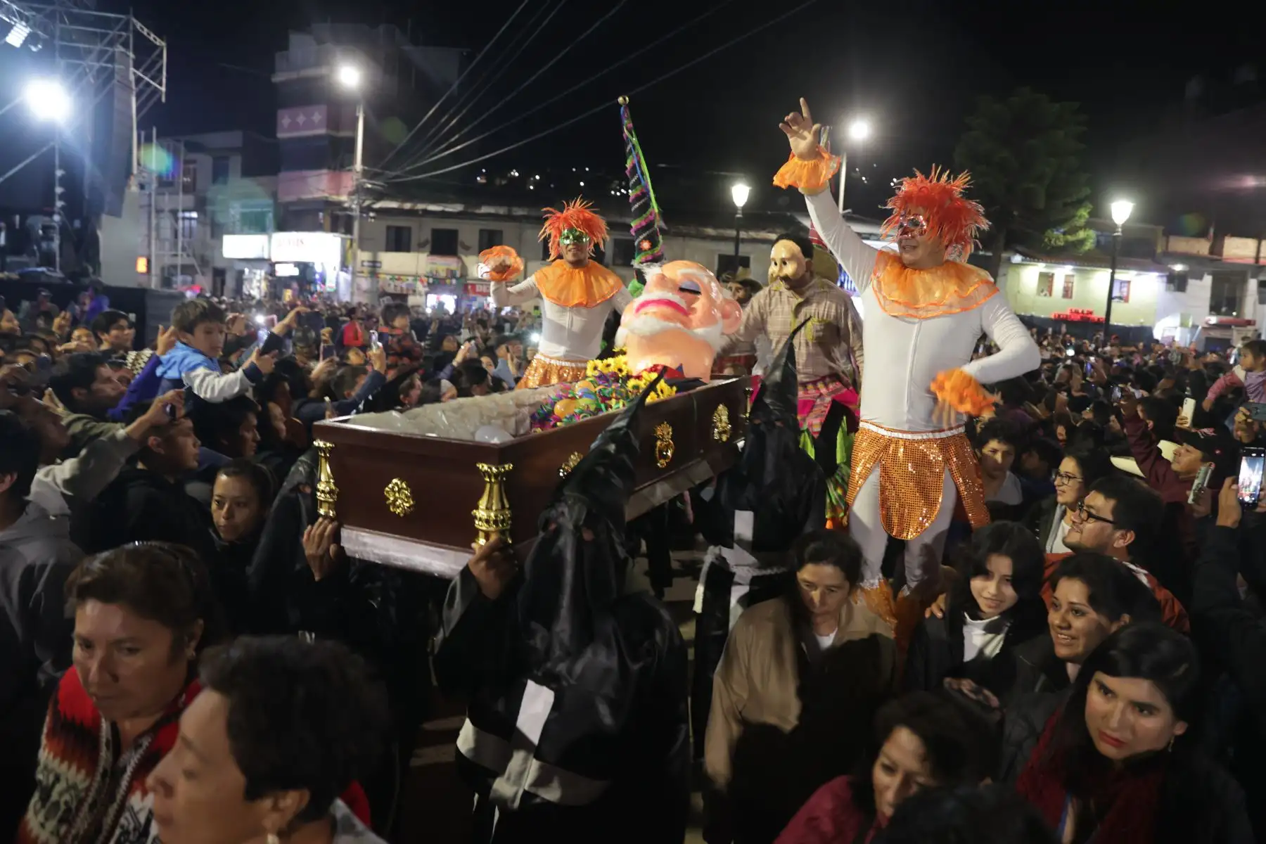 El velorio del Ño Carnavalón marca el final de las festividades del carnaval de Cajamarca. La plaza Bolognesi se convirtió en el epicentro de la despedida, cientos de personas se congregaron para celebrar la vida, la tradición y las viudas despiden al homenajeado. La música y los bailes llenaron el ambiente y los asistentes disfrutaron del show.
Foto: ANDINA/Andrés Valle