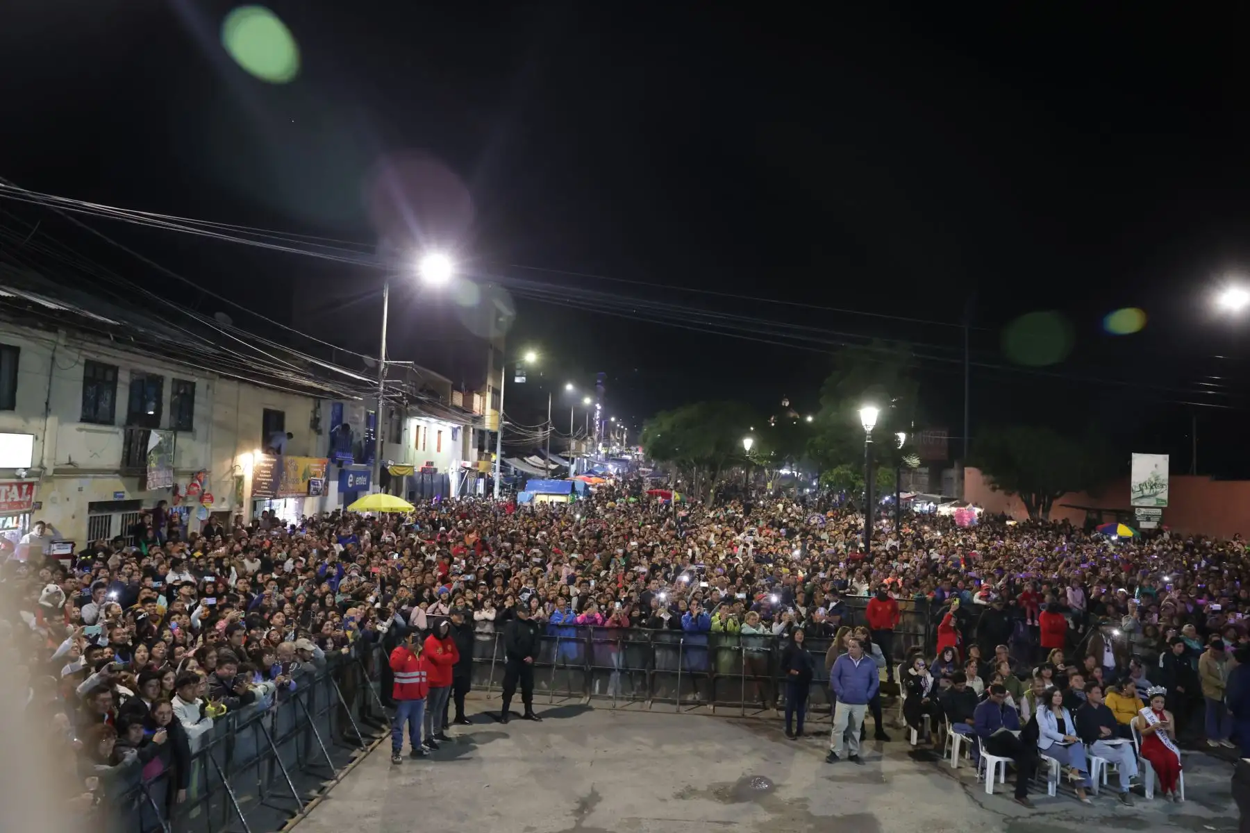 El velorio del Ño Carnavalón marca el final de las festividades del carnaval de Cajamarca. La plaza Bolognesi se convirtió en el epicentro de la despedida, cientos de personas se congregaron para celebrar la vida, la tradición y las viudas despiden al homenajeado. La música y los bailes llenaron el ambiente y los asistentes disfrutaron del show.
Foto: ANDINA/Andrés Valle