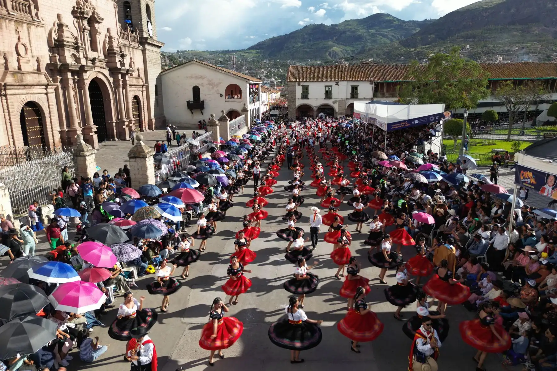 Cientos de personas disfrutaron por cuatro días consecutivos las fiestas del Carnaval Ayacuchano, declarado como Patrimonio Cultural de la Nación. 
Foto: Cortesía/Genry Bautista