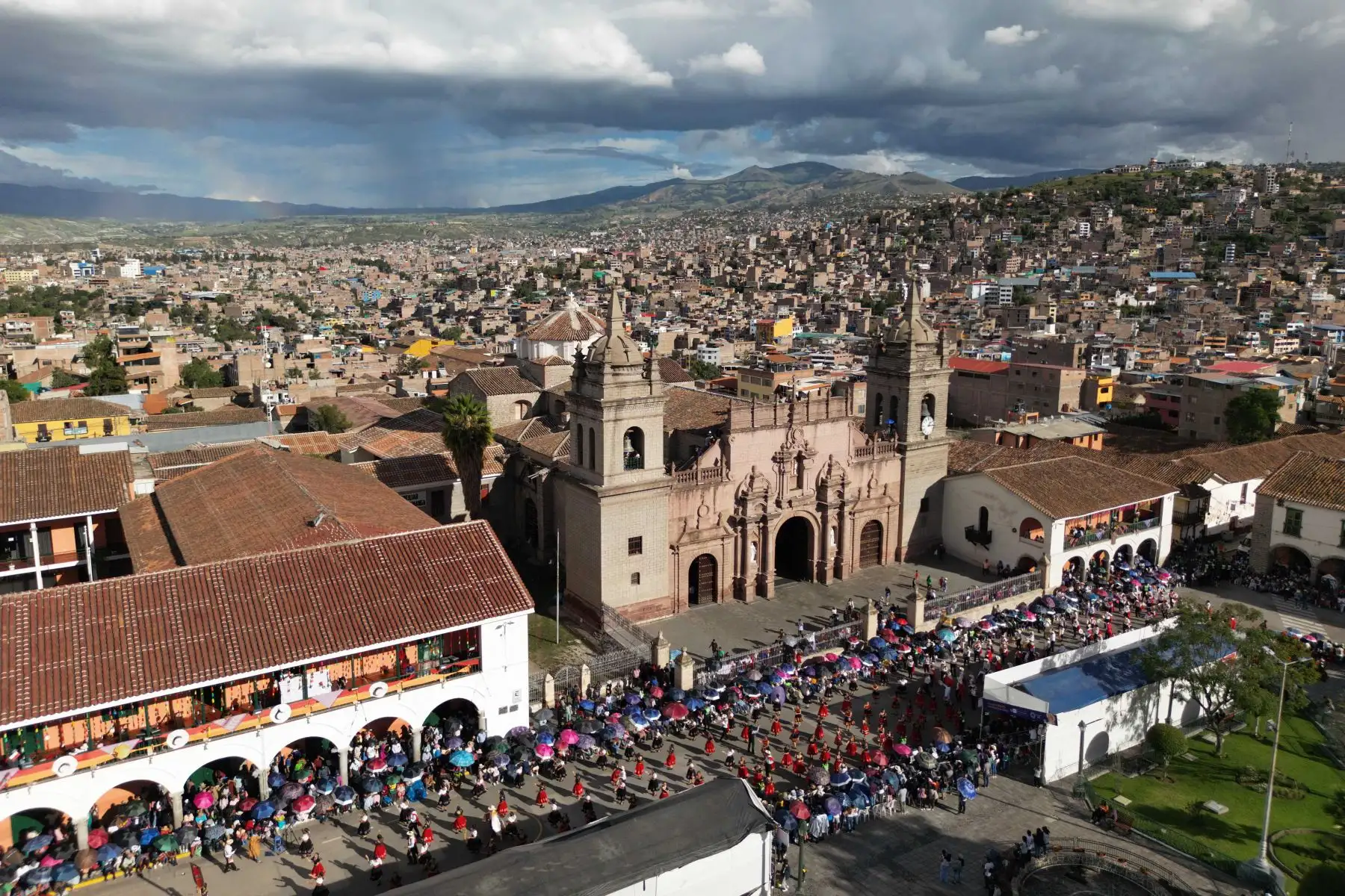 La Plaza Mayor de Huamanga fue el escenario en donde las diferentes comparsas deleitaron con sus cantos y bailes; además, fueron las principales protagonistas de estas celebraciones que culminarán mañana con la lectura del testamento y quema del Ño Carnavalón, en su edición Bicentenario. Foto: Cortesía/Genry Bautista