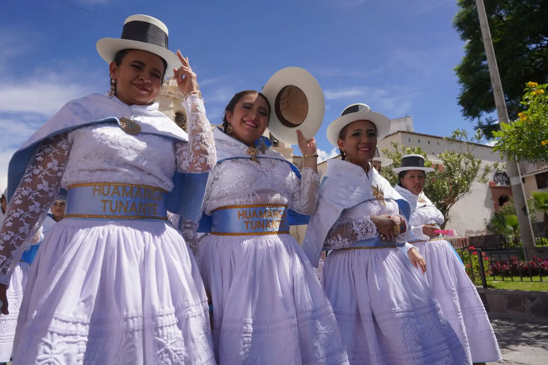 La lluvia o el calor que se registró en los dos últimos días no fue impedimento para que los carnavaleros dejen de bailar o tocar sus instrumentos.  Foto: Cortesía/Genry Bautista