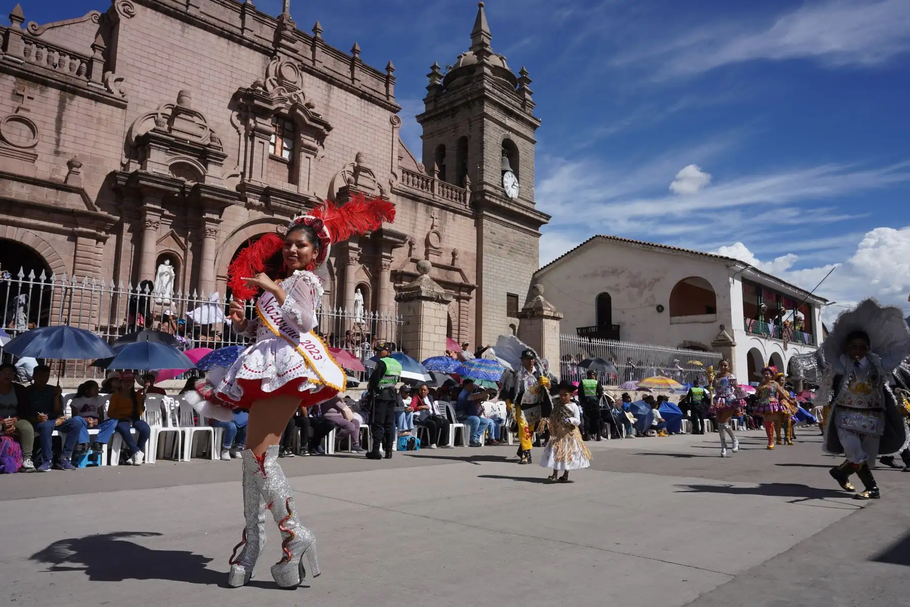 La lluvia o el calor que se registró en los dos últimos días no fue impedimento para que los carnavaleros dejen de bailar o tocar sus instrumentos.  Foto: Cortesía/Genry Bautista
