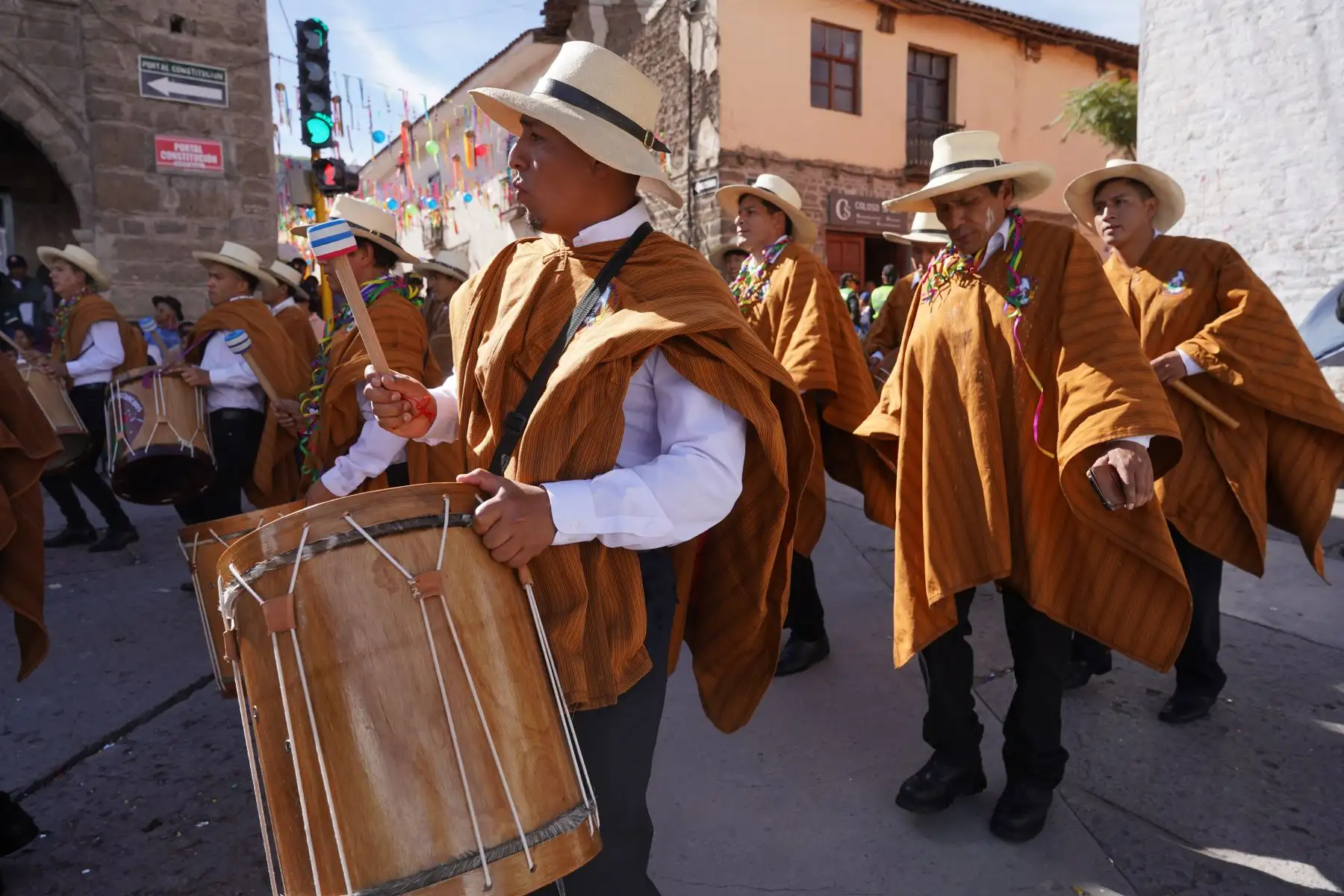 La lluvia o el calor que se registró en los dos últimos días no fue impedimento para que los carnavaleros dejen de bailar o tocar sus instrumentos.  Foto: Cortesía/Genry Bautista