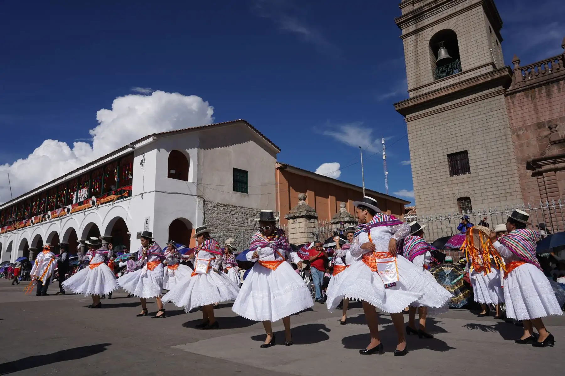 La Plaza Mayor de Huamanga fue el escenario en donde las diferentes comparsas deleitaron con sus cantos y bailes; además, fueron las principales protagonistas de estas celebraciones que culminarán mañana con la lectura del testamento y quema del Ño Carnavalón, en su edición Bicentenario. Foto: Cortesía/Genry Bautista