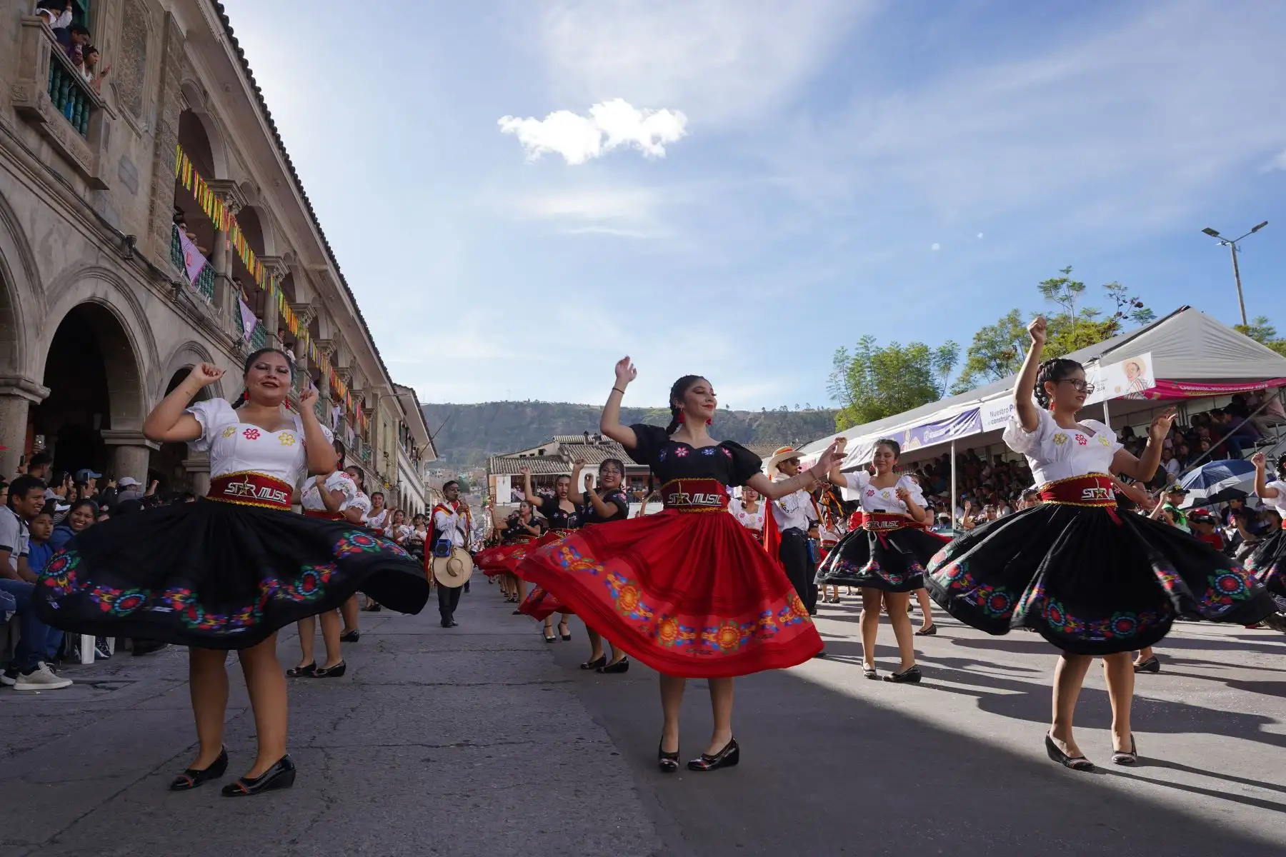 Las actividades iniciaron el sábado 10 de febrero, cuyo punto de concentración fue el parque Simón Bolívar. Durante los días de carnaval las calles del centro histórico lucieron repletas de personas que disfrutaron con la música y picardía de las comparsas.  Foto: Cortesía/Genry Bautista