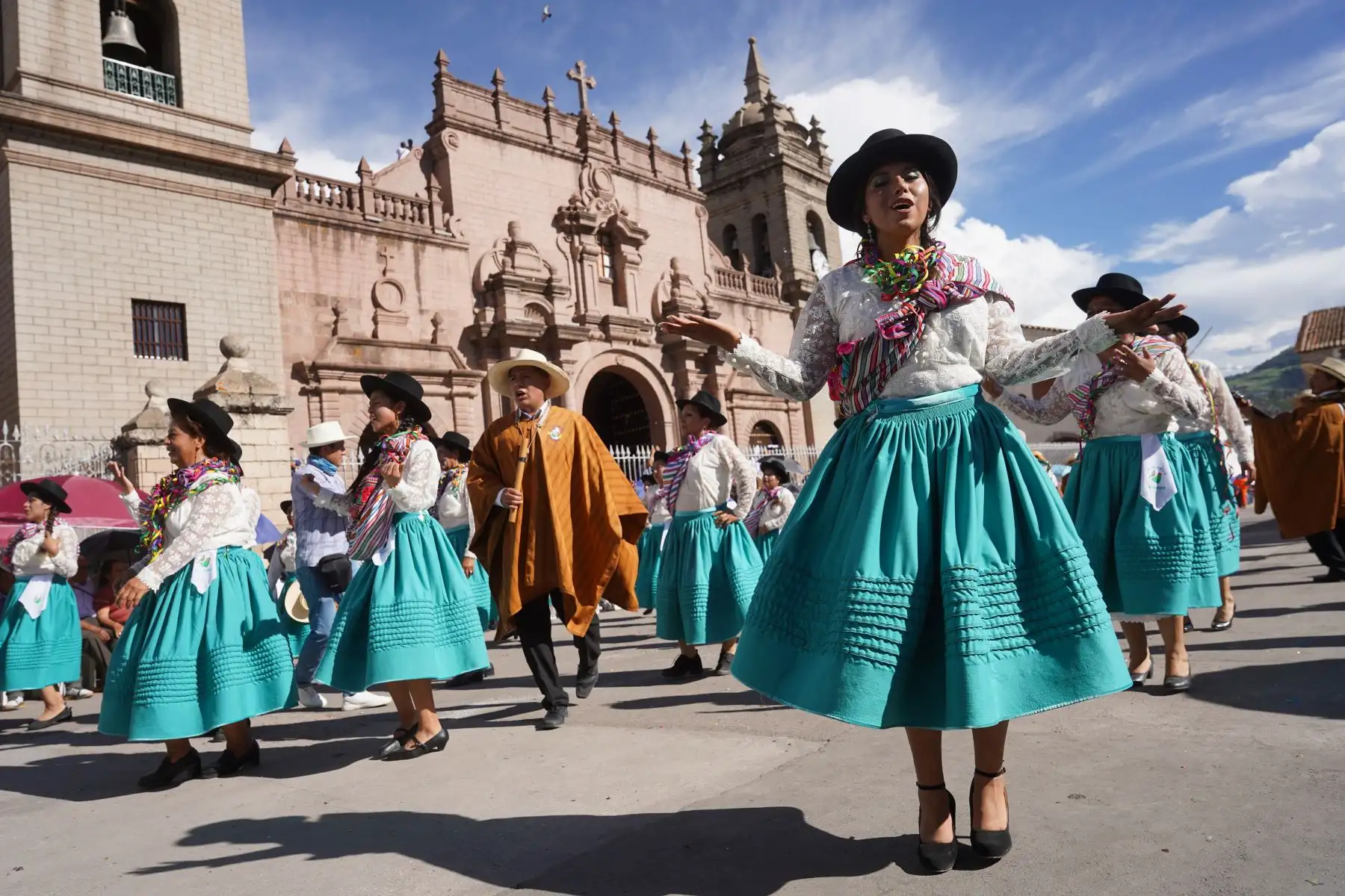 La Plaza Mayor de Huamanga fue el escenario en donde las diferentes comparsas deleitaron con sus cantos y bailes; además, fueron las principales protagonistas de estas celebraciones que culminarán mañana con la lectura del testamento y quema del Ño Carnavalón, en su edición Bicentenario. Foto: Cortesía/Genry Bautista