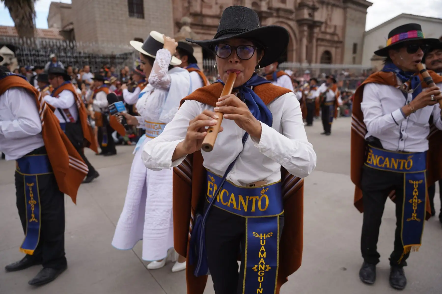 La Plaza Mayor de Huamanga fue el escenario en donde las diferentes comparsas deleitaron con sus cantos y bailes; además, fueron las principales protagonistas de estas celebraciones que culminarán mañana con la lectura del testamento y quema del Ño Carnavalón, en su edición Bicentenario. Foto: Cortesía/Genry Bautista
