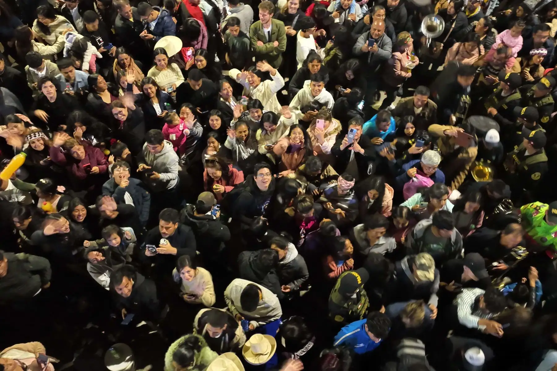 El velorio del Ño Carnavalón marca el final de las festividades del carnaval de Cajamarca. La plaza Bolognesi se convirtió en el epicentro de la despedida, cientos de personas se congregaron para celebrar la vida, la tradición y las viudas despiden al homenajeado. La música y los bailes llenaron el ambiente y los asistentes disfrutaron del show. Foto: ANDINA/Braian Reyna