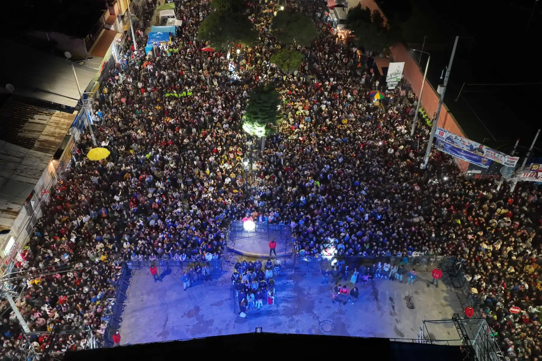 El velorio del Ño Carnavalón marca el final de las festividades del carnaval de Cajamarca. La plaza Bolognesi se convirtió en el epicentro de la despedida, cientos de personas se congregaron para celebrar la vida, la tradición y las viudas despiden al homenajeado. La música y los bailes llenaron el ambiente y los asistentes disfrutaron del show. Foto: ANDINA/Braian Reyna