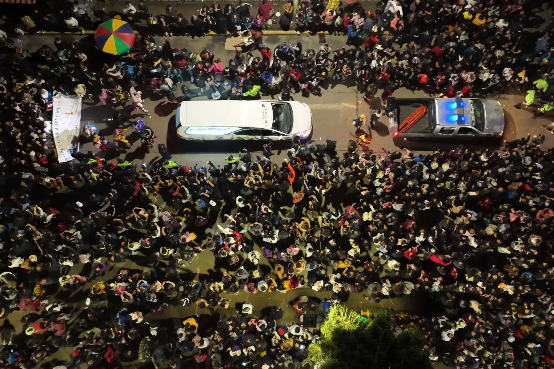 El velorio del Ño Carnavalón marca el final de las festividades del carnaval de Cajamarca. La plaza Bolognesi se convirtió en el epicentro de la despedida, cientos de personas se congregaron para celebrar la vida, la tradición y las viudas despiden al homenajeado. La música y los bailes llenaron el ambiente y los asistentes disfrutaron del show. Foto: ANDINA/Braian Reyna